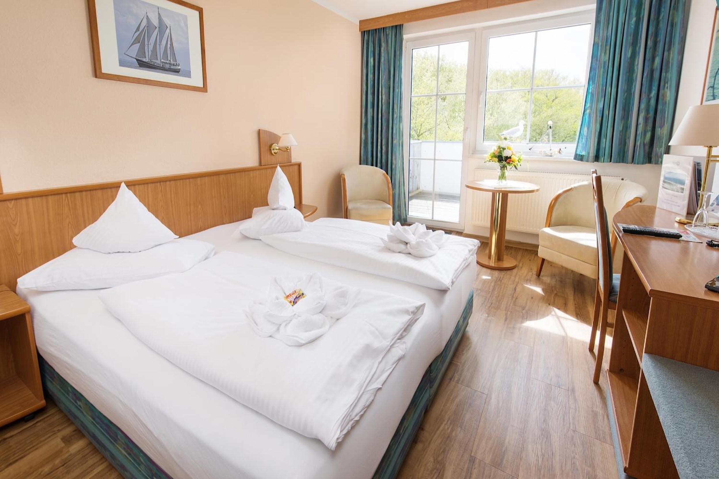 Deluxe Double Room with Side Sea View photo 2