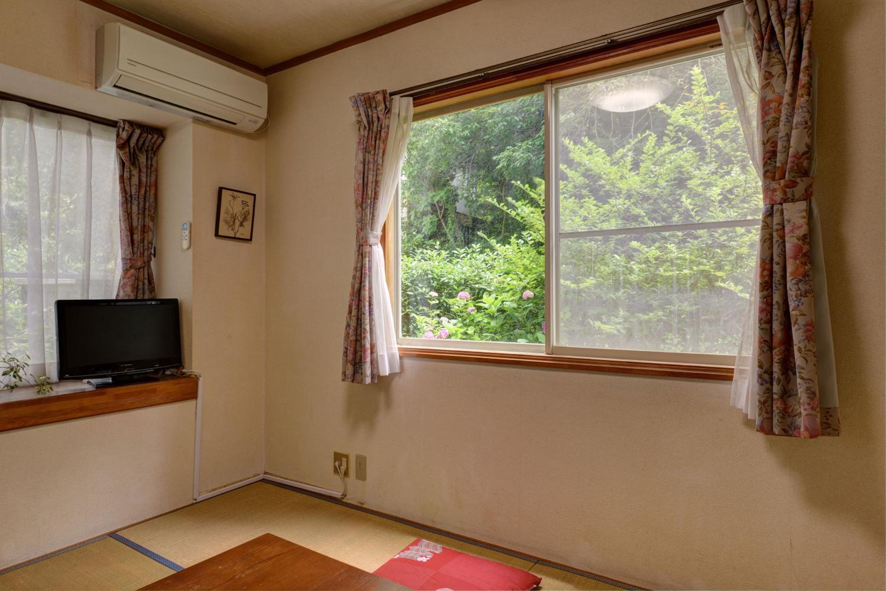 Japanese-Style Triple Room with Shared Bathroom photo 3