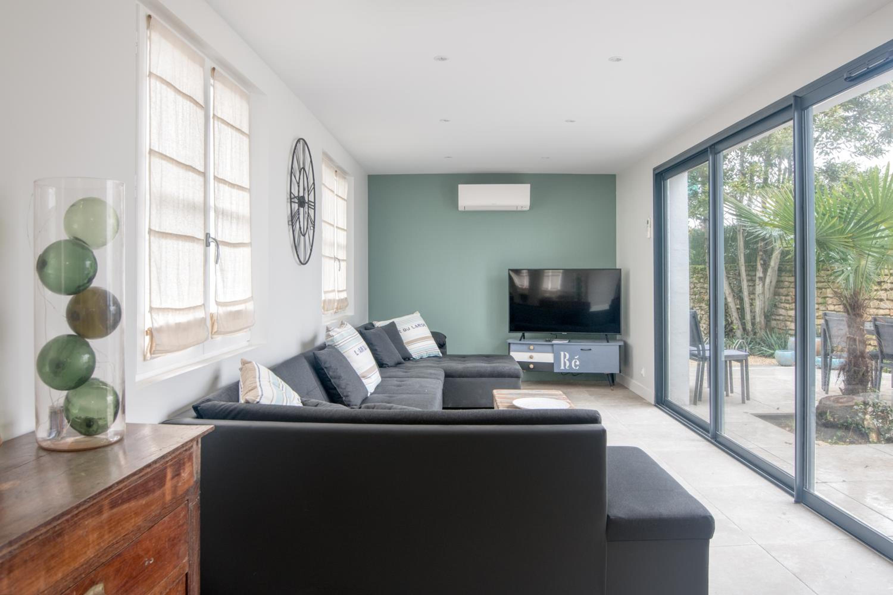 Five-Bedroom House photo 1