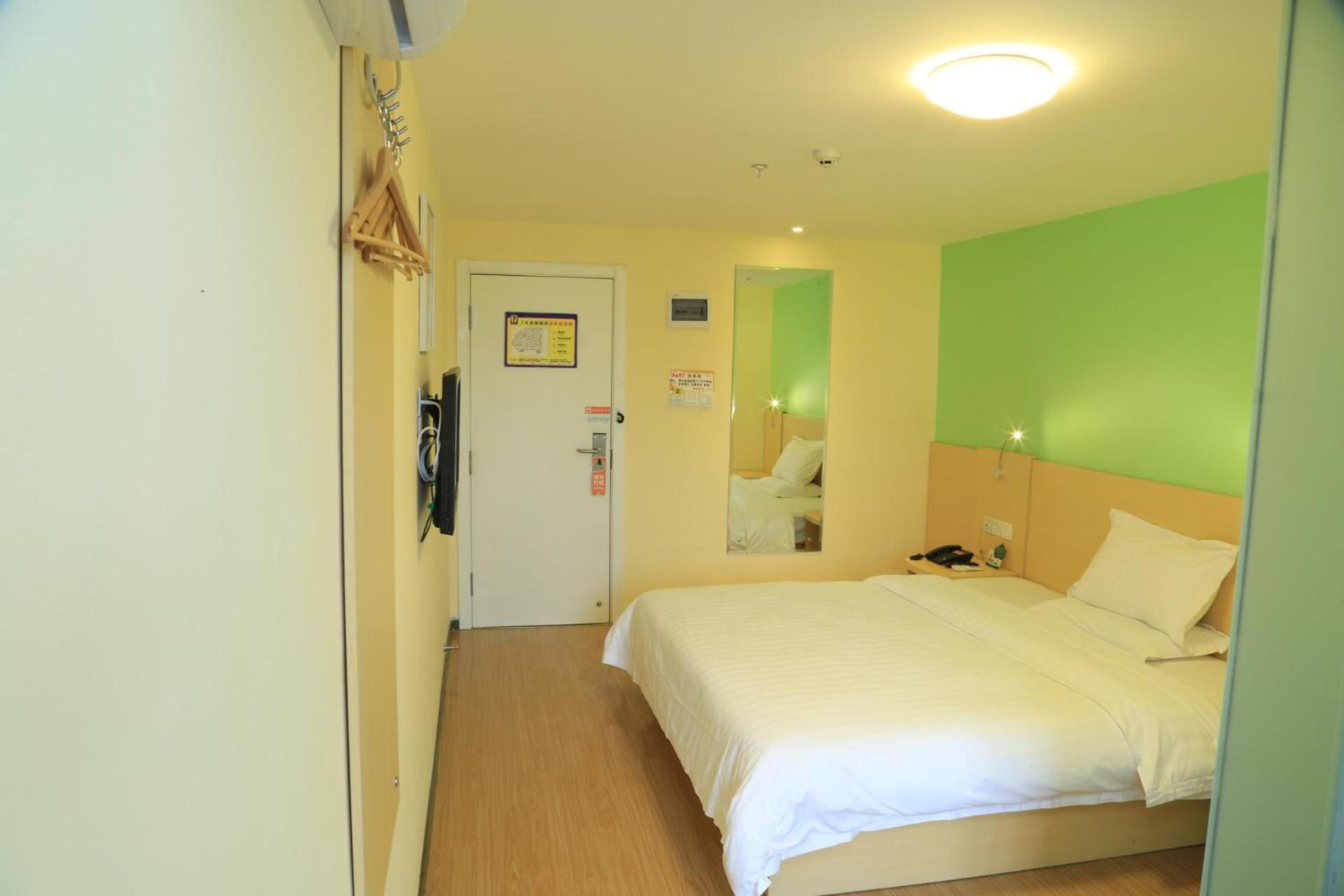 Comfortable Queen Room photo 1