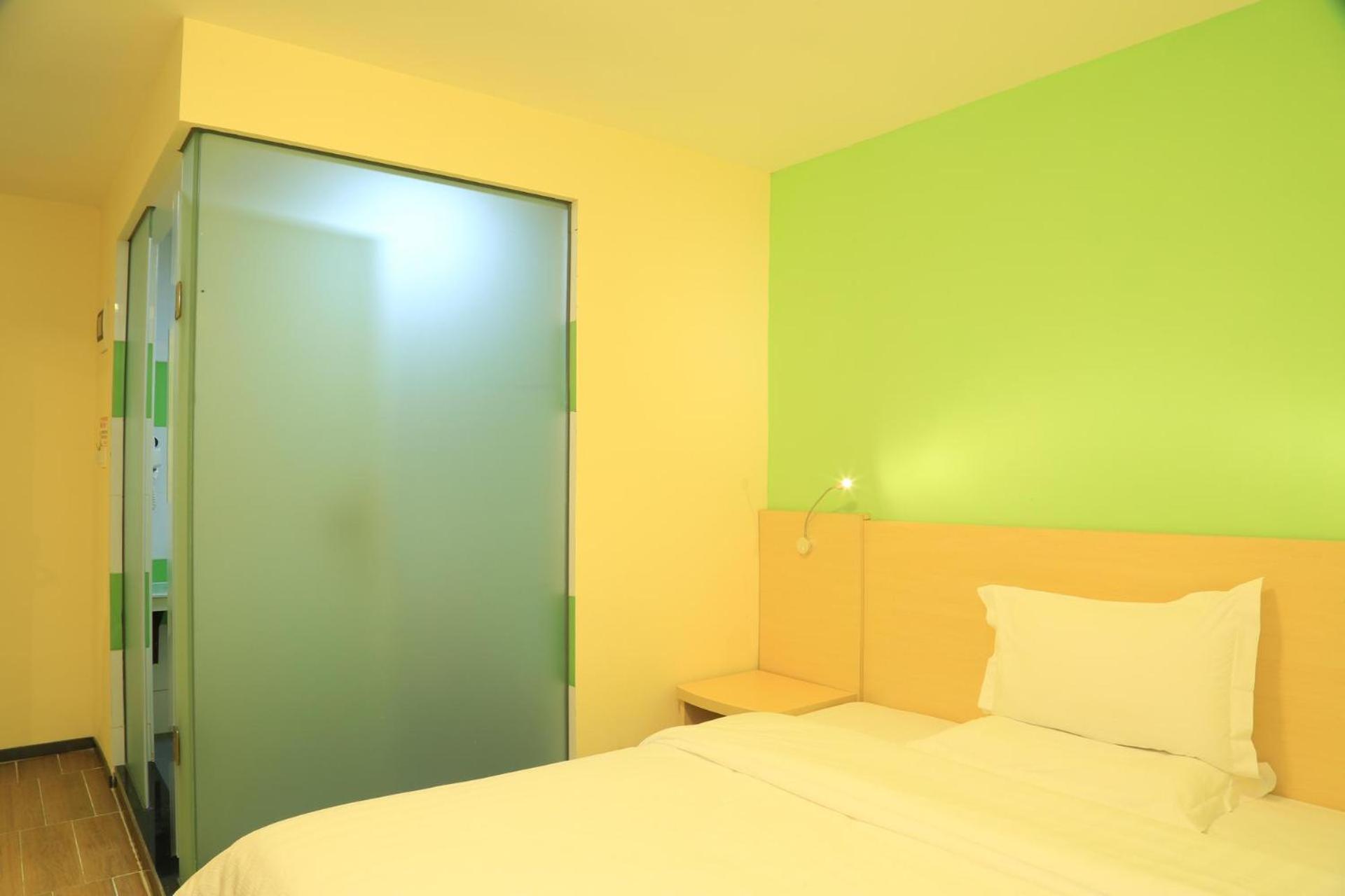 Business Queen Bed Room photo 1