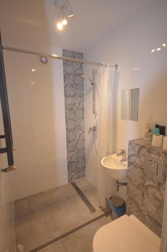 Junior Suite with Balcony - Photo 16