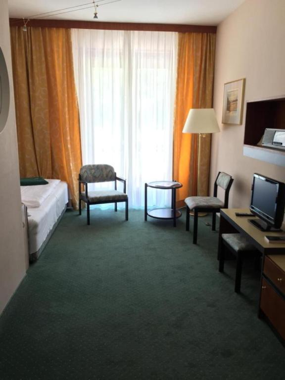 Single Room with Balcony and Park View photo 2