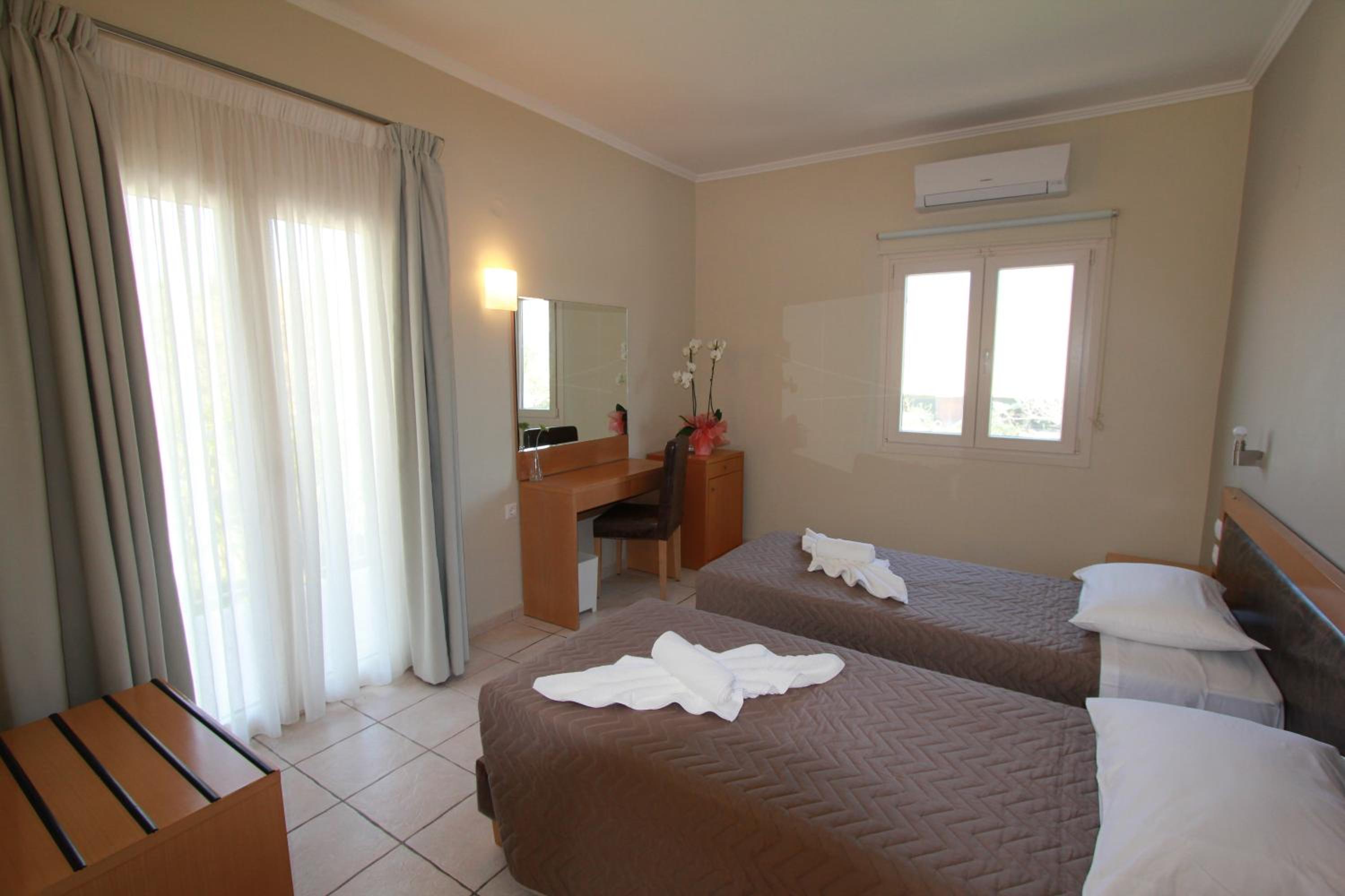 Large Twin Room - Photo 3