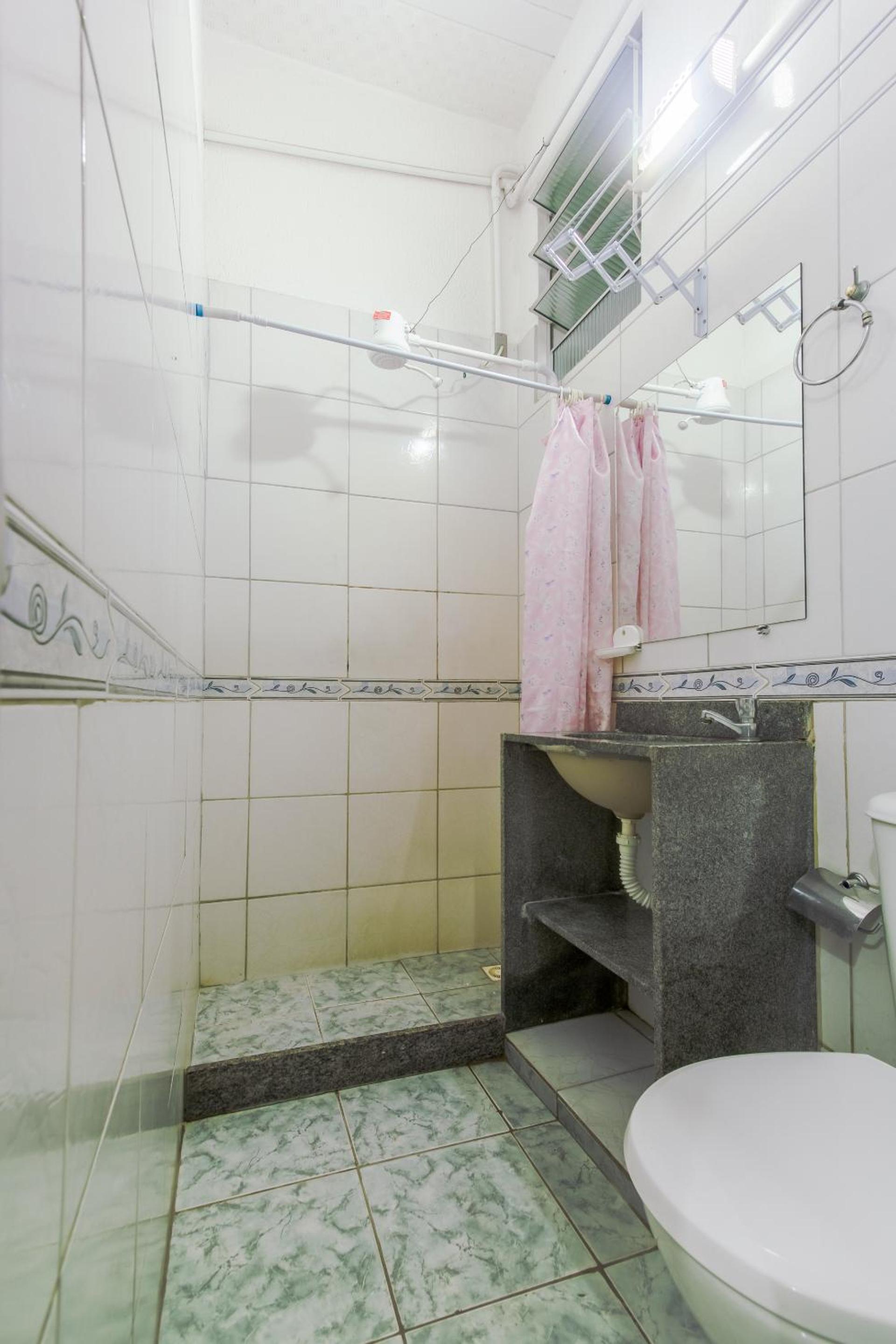 Family Room with Private Bathroom photo 2