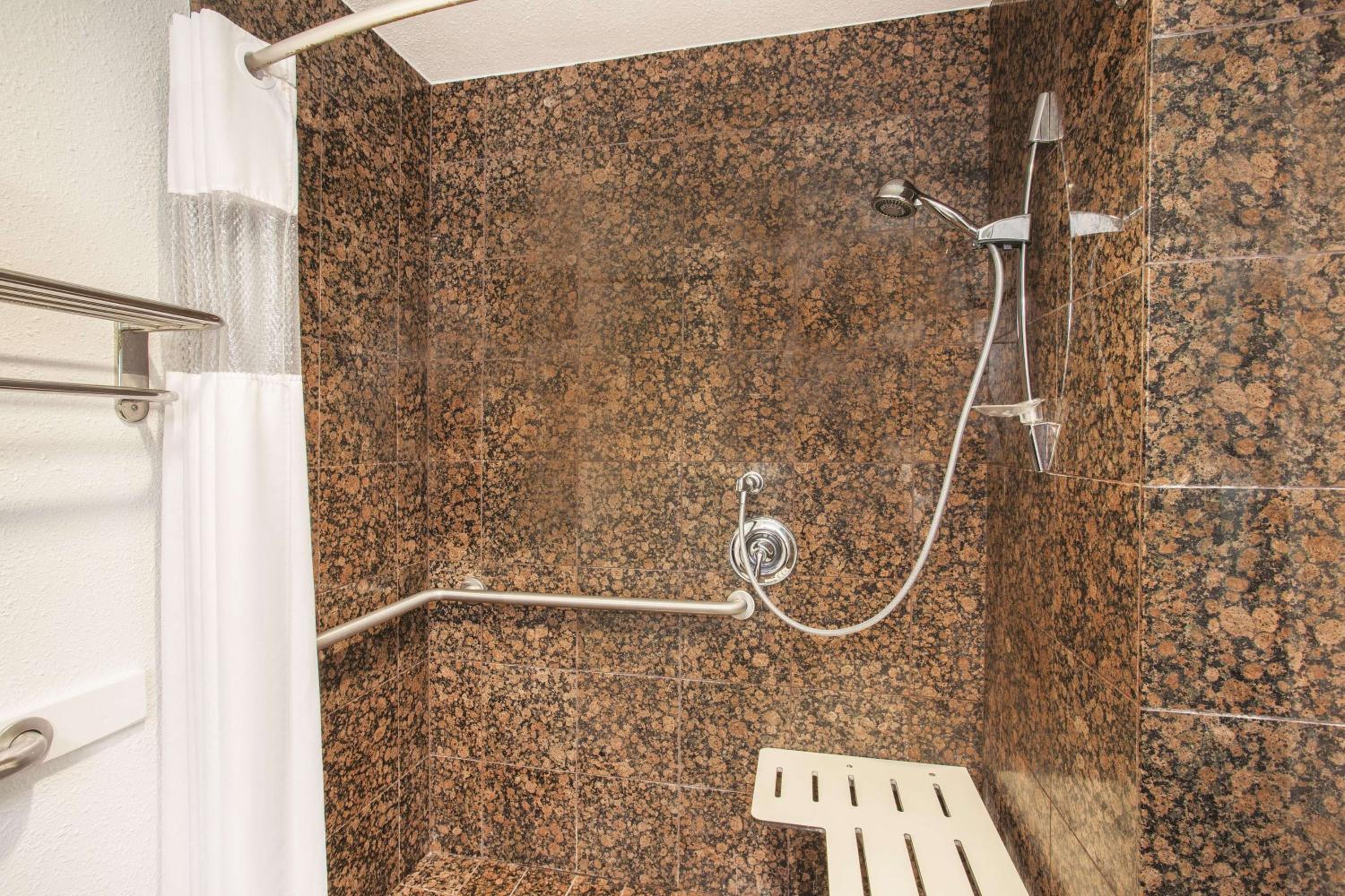 King Room with Bath Tub - Mobility/Hearing Accessible - Non-Smoking photo 1