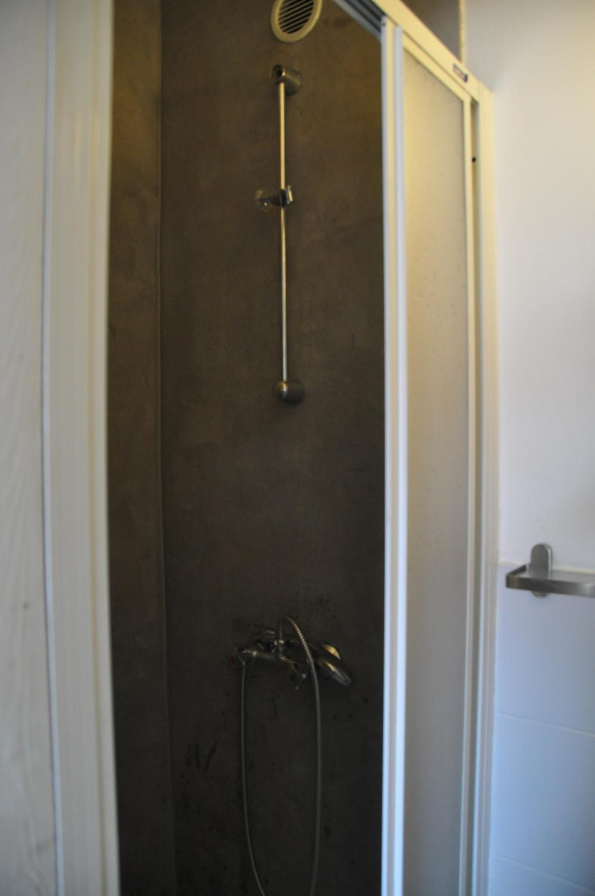 Twin Room with Bathroom - Photo 10