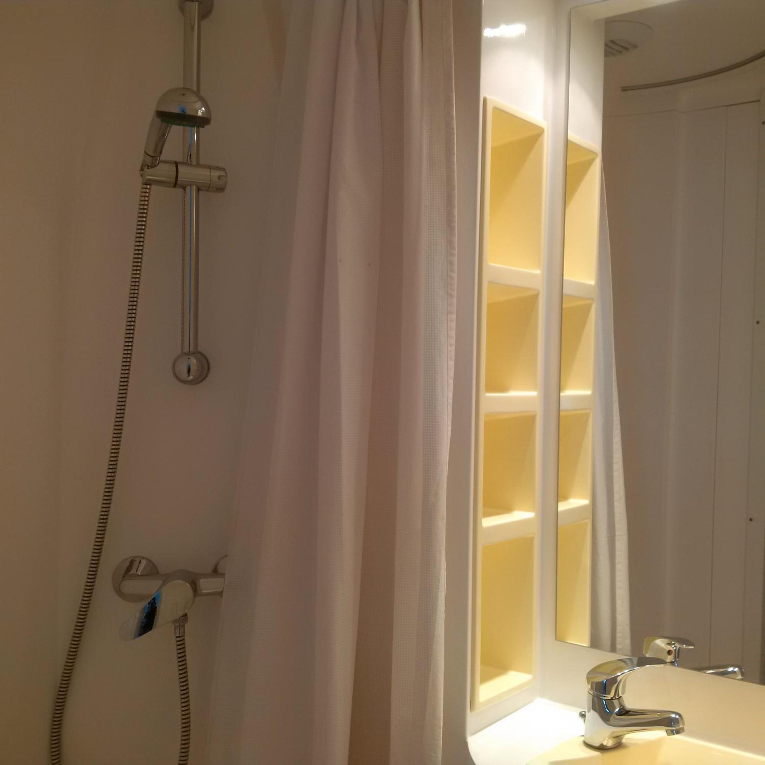 Family Room with Private Bathroom - Photo 9