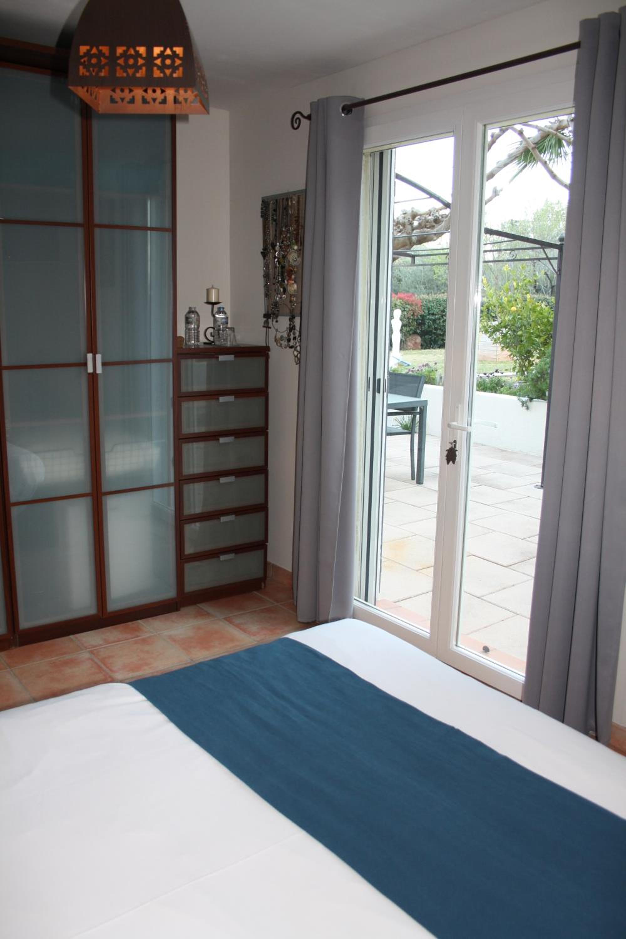 Deluxe Room - Photo 9