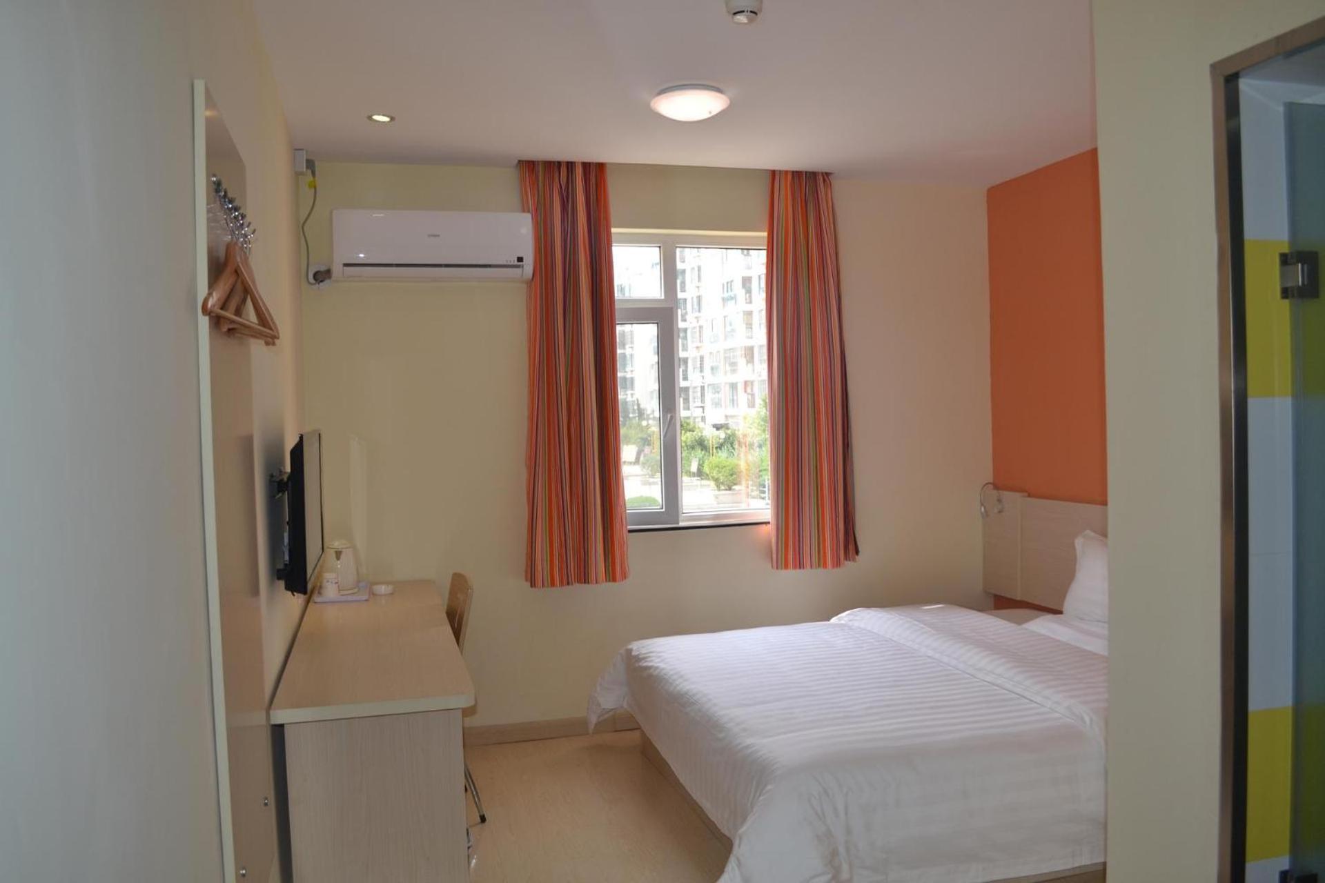 Comfortable Queen Room