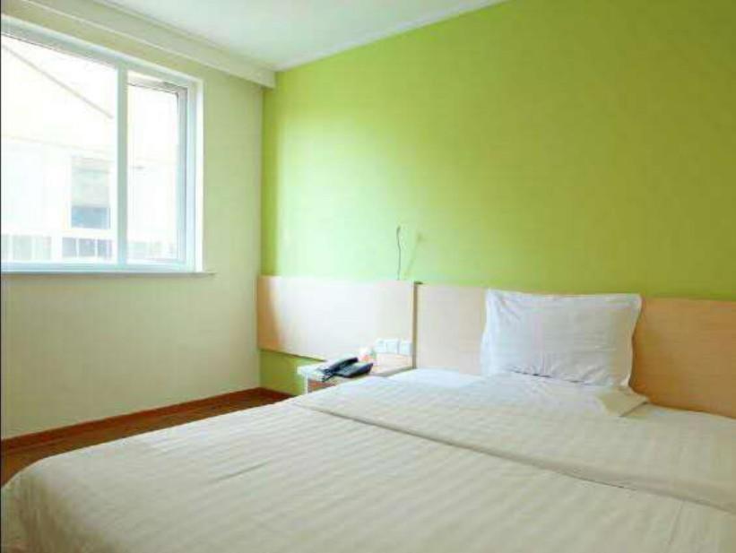 Comfortable Queen Room photo 1
