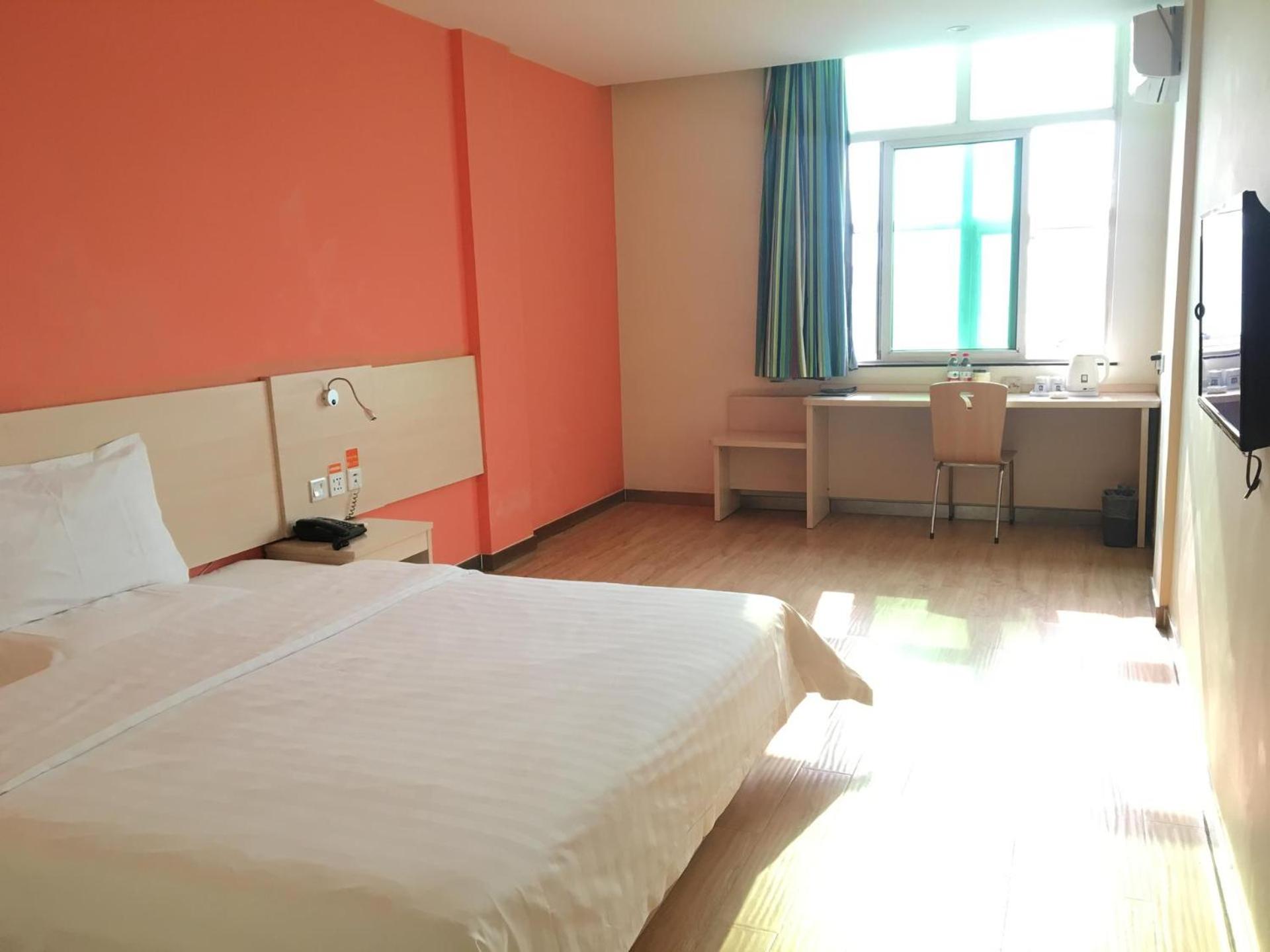 Comfortable Queen Room photo 3