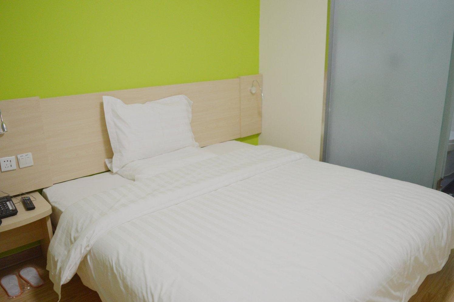 Comfortable Queen Room