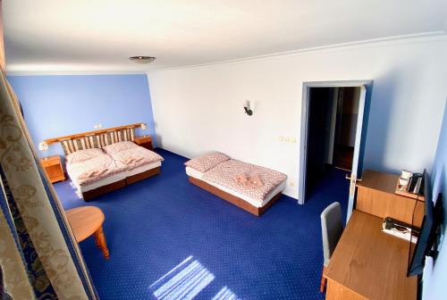 Triple Room with Bath - Photo 2