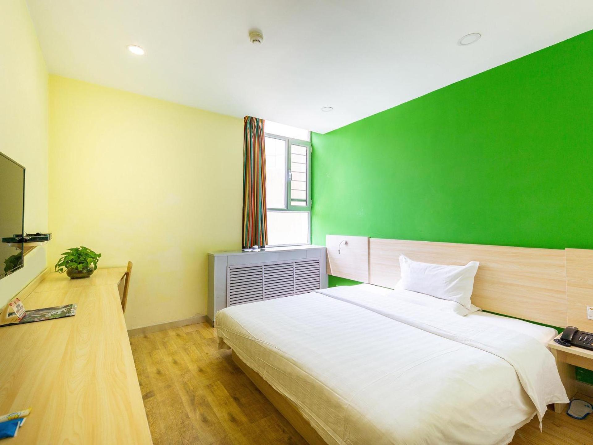 Comfortable Queen Room