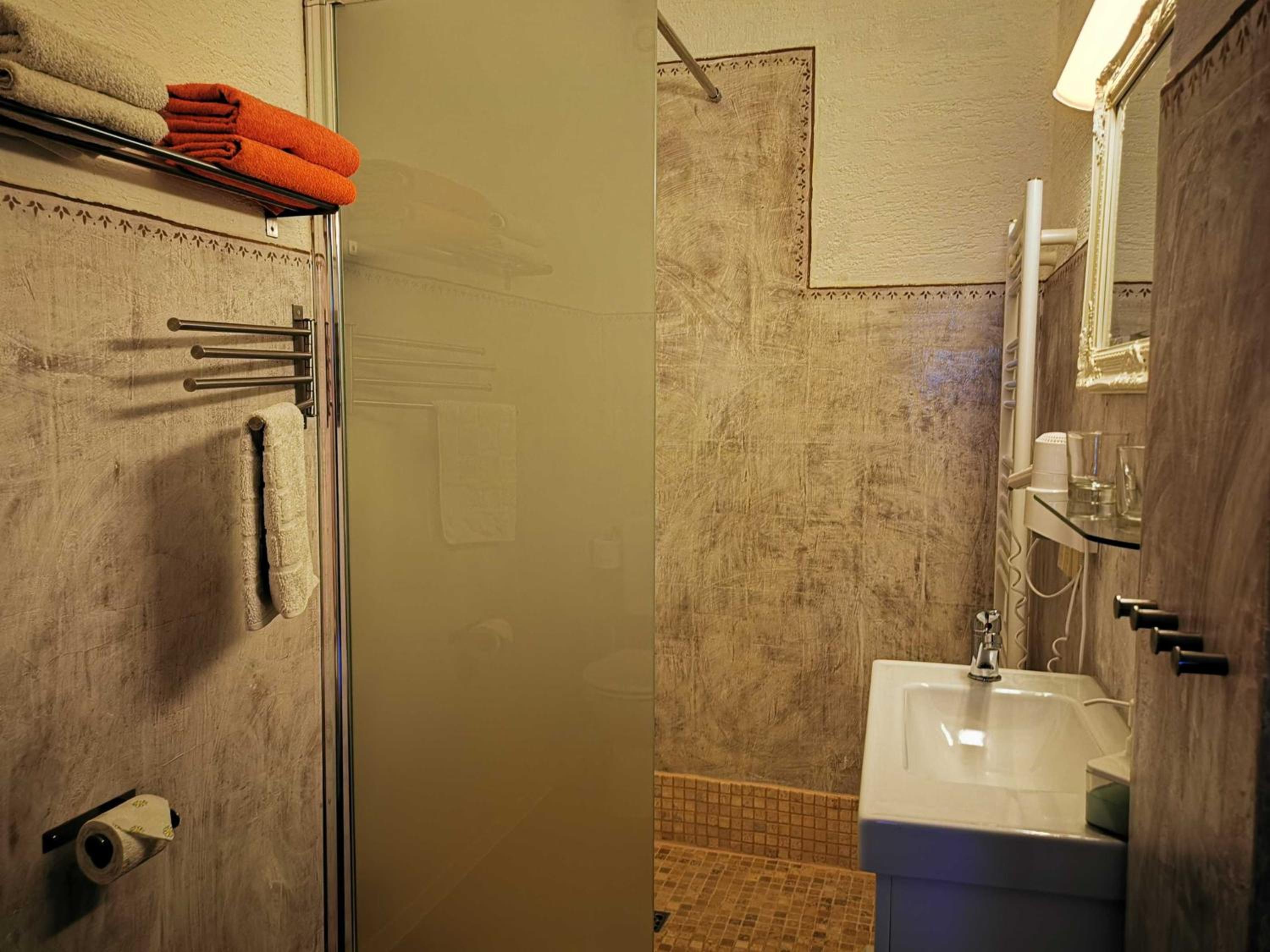 Double Room with Shower photo 3