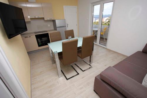 Apartment with Balcony - Photo 14
