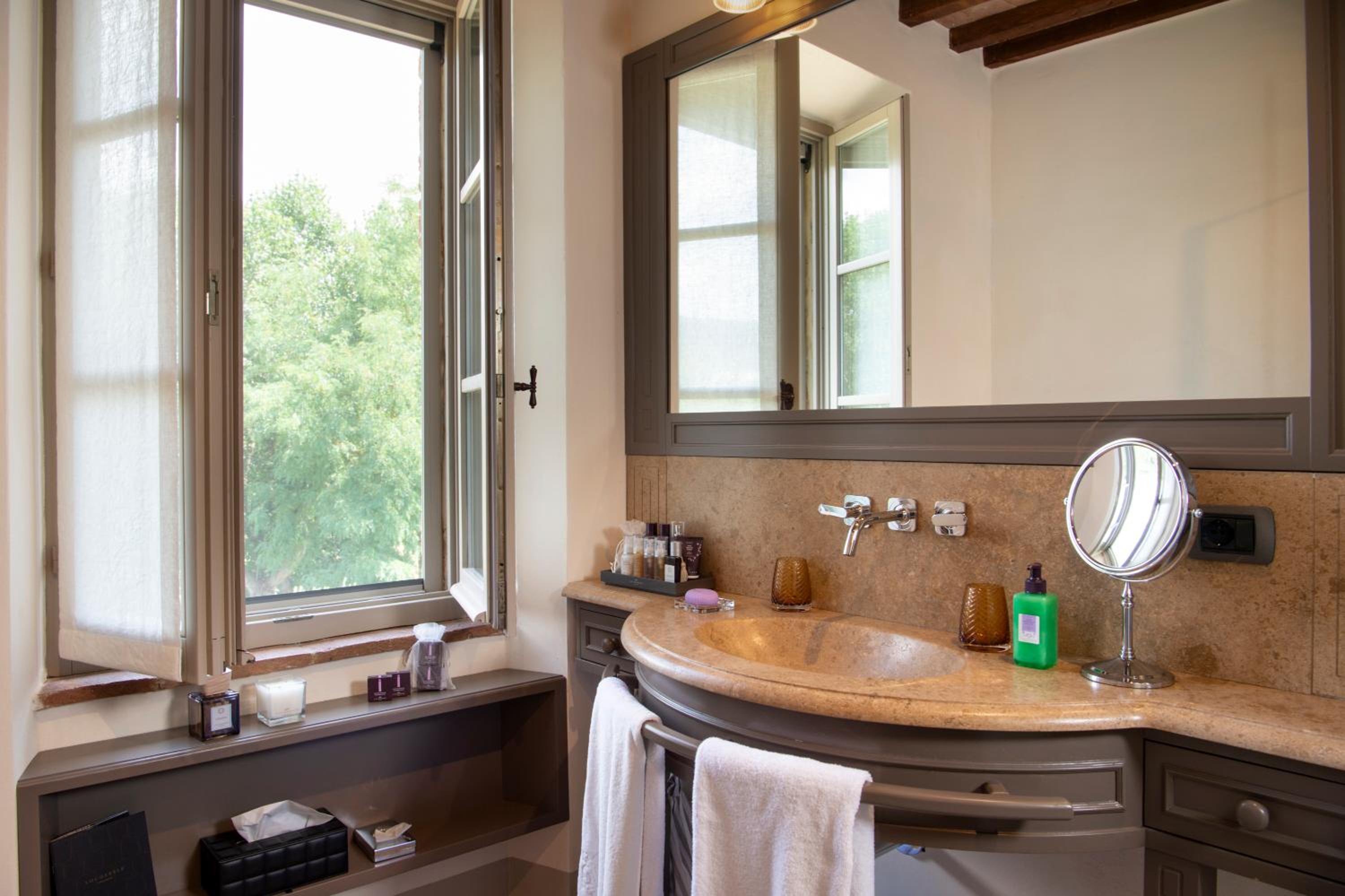 Deluxe Suite - Photo 3