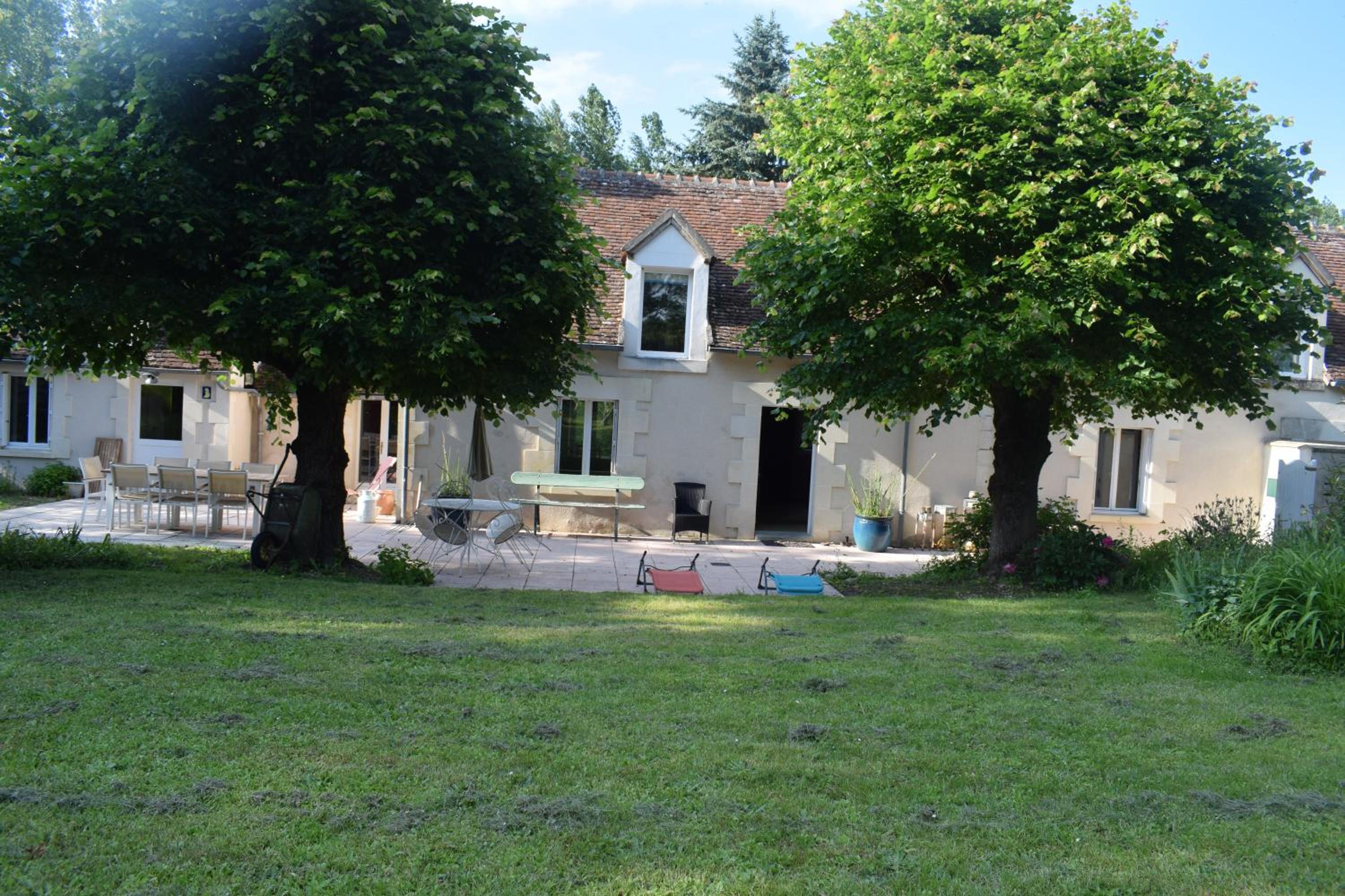 Five-Bedroom House photo 1