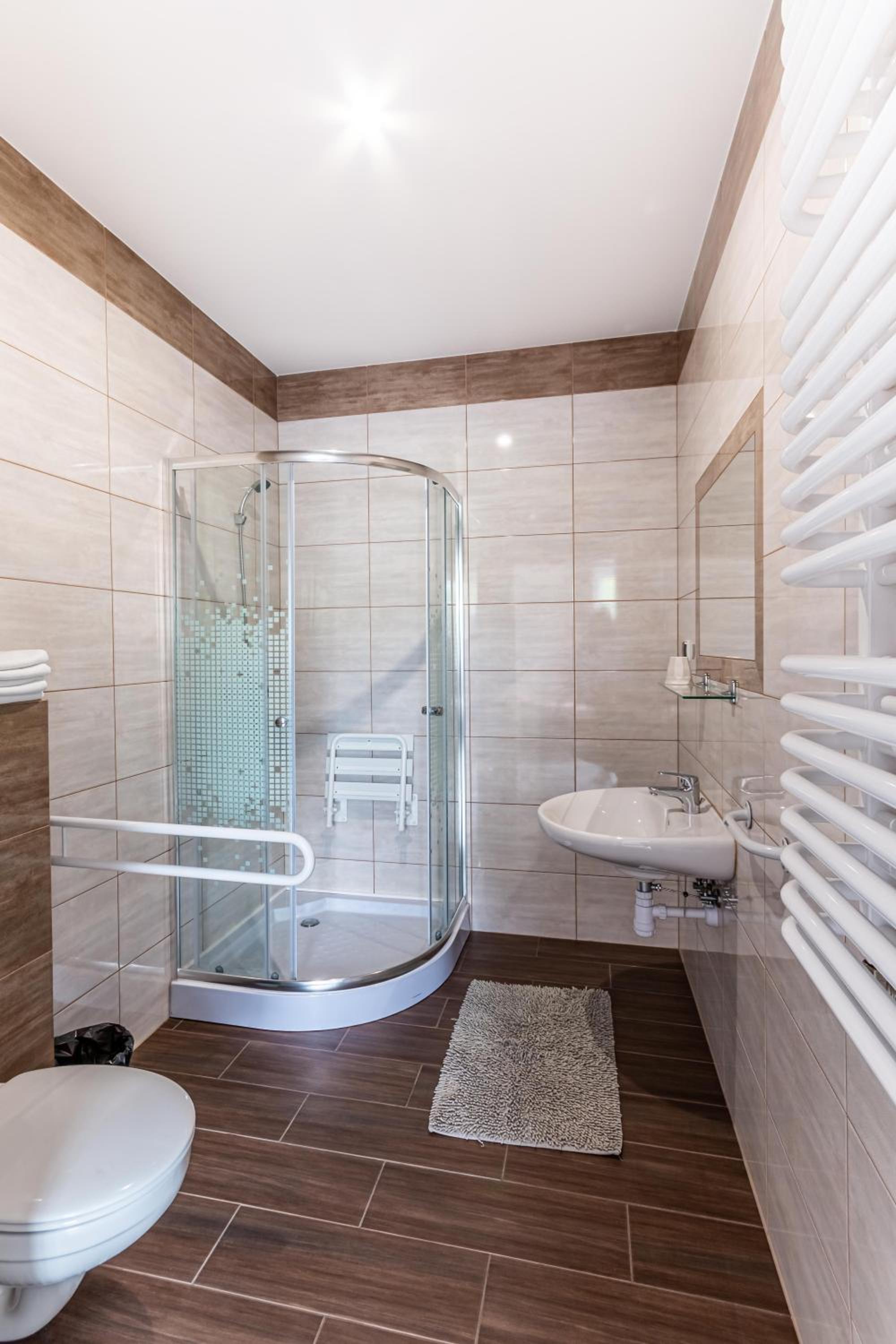 Family Room with Private Bathroom - Photo 2