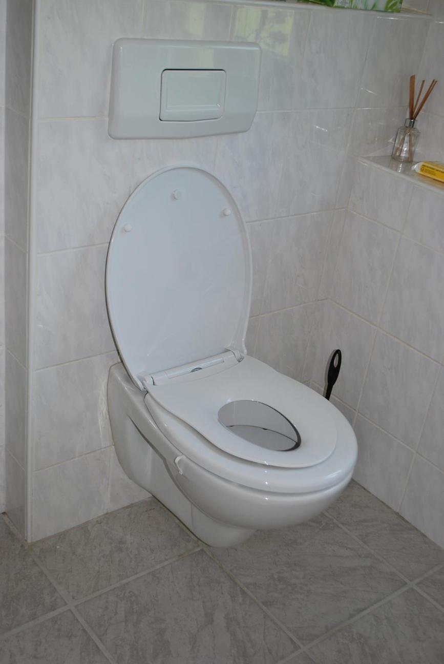 Family Room with Shared Bathroom photo 1