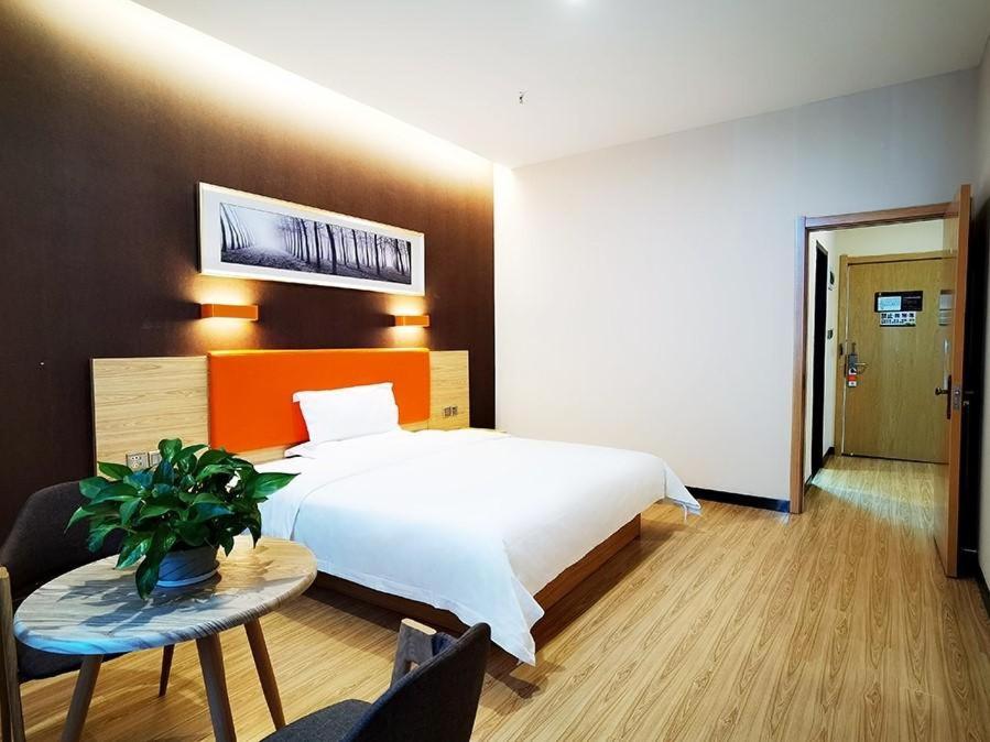 Deluxe King Suite photo 1