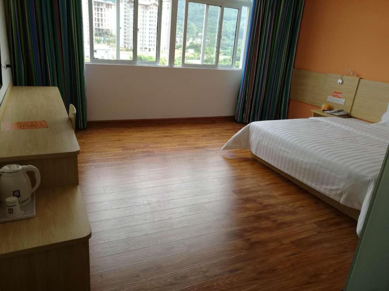 Comfortable Queen Room