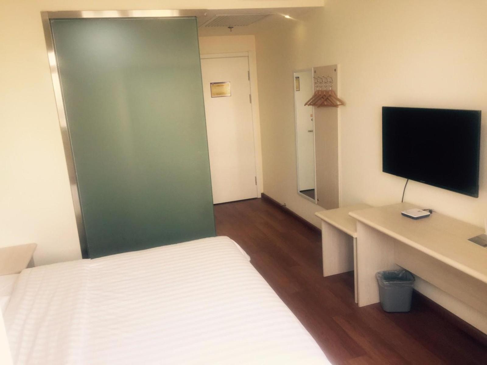 Comfortable Queen Room - Photo 1