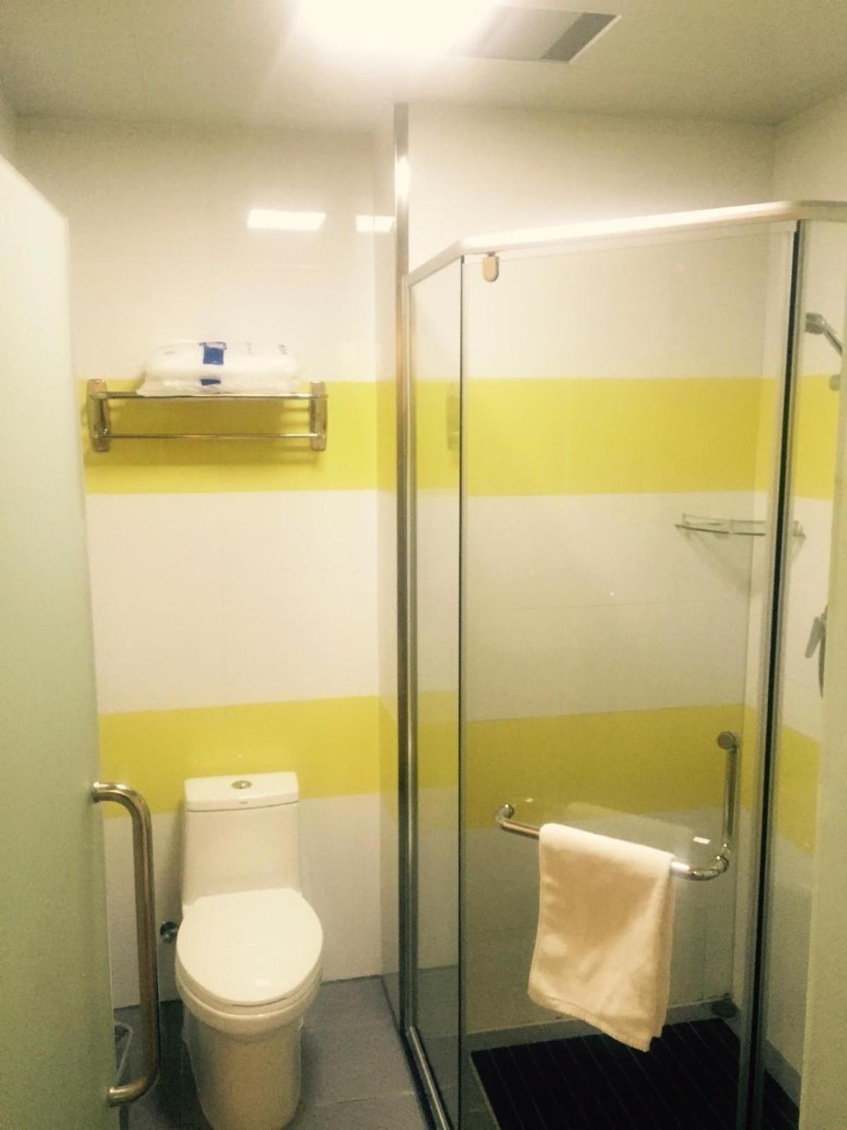 Comfortable Queen Room - Photo 2