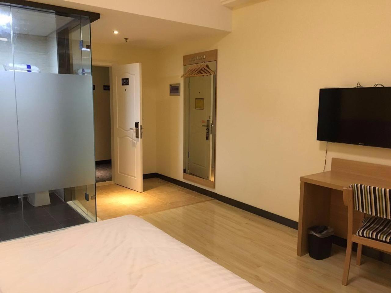 Comfortable Queen Room