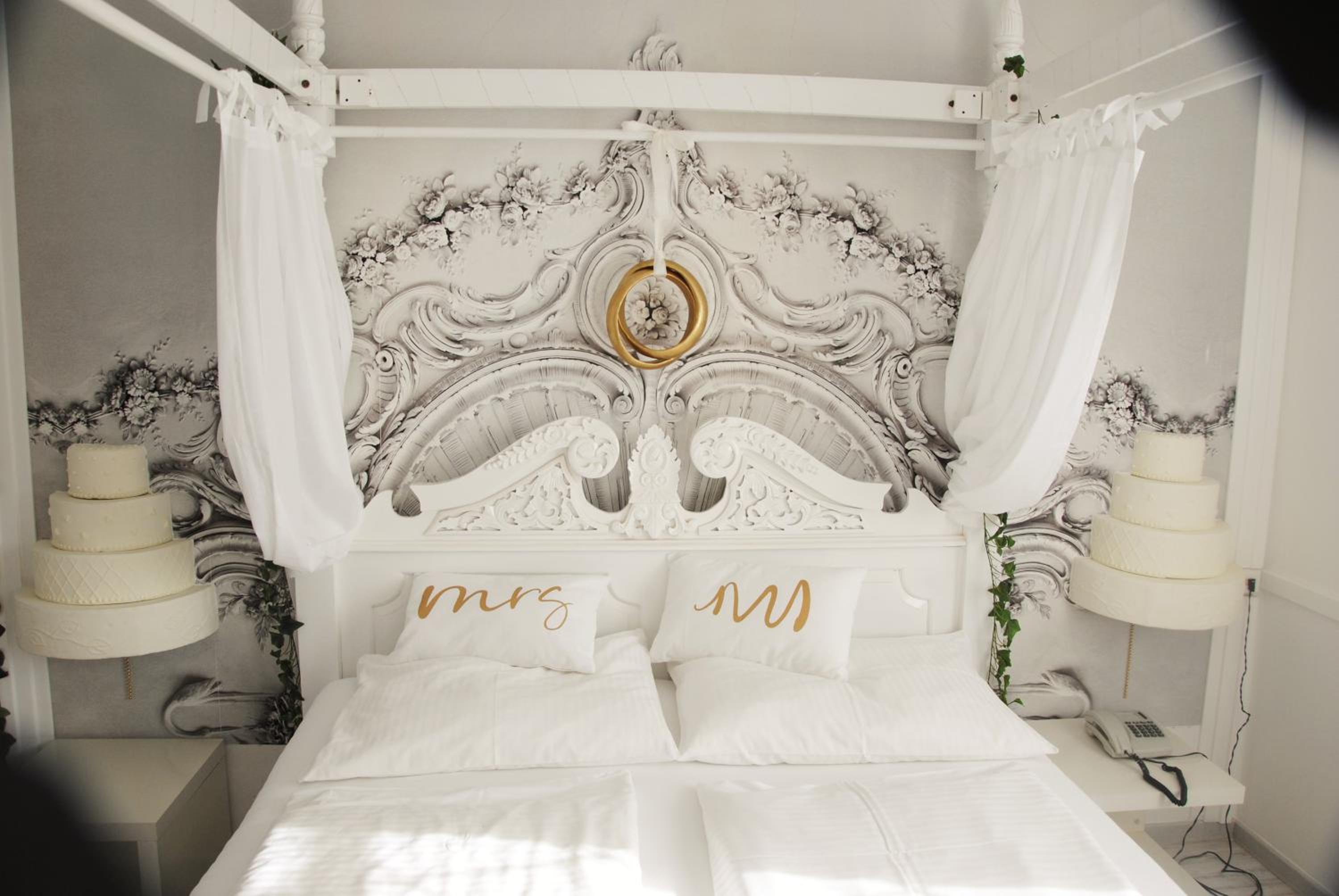 Honeymoon Suite