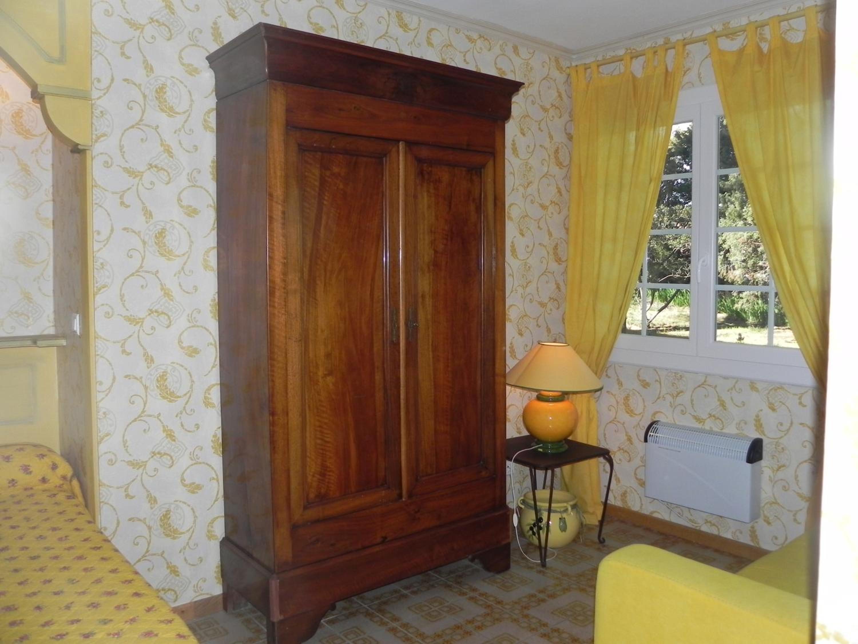 Deluxe Double Room with Bath - Photo 2