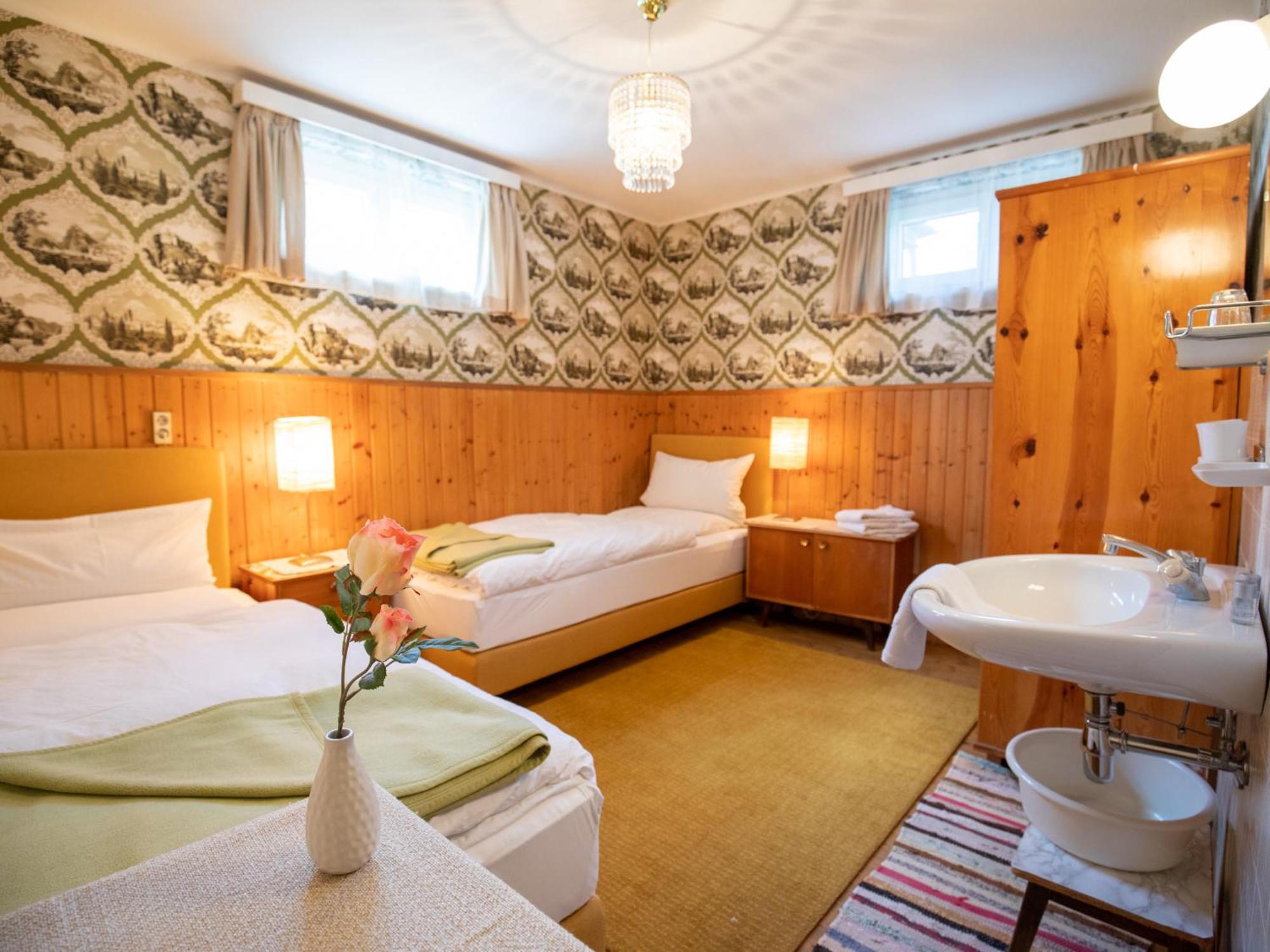 Twin Room with Shared Bathroom - Basement