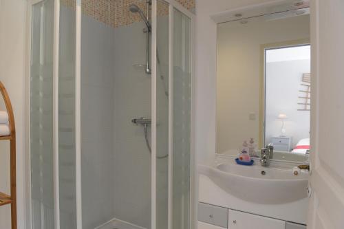 Deluxe Room (2 Adults + 1 Child) photo 3