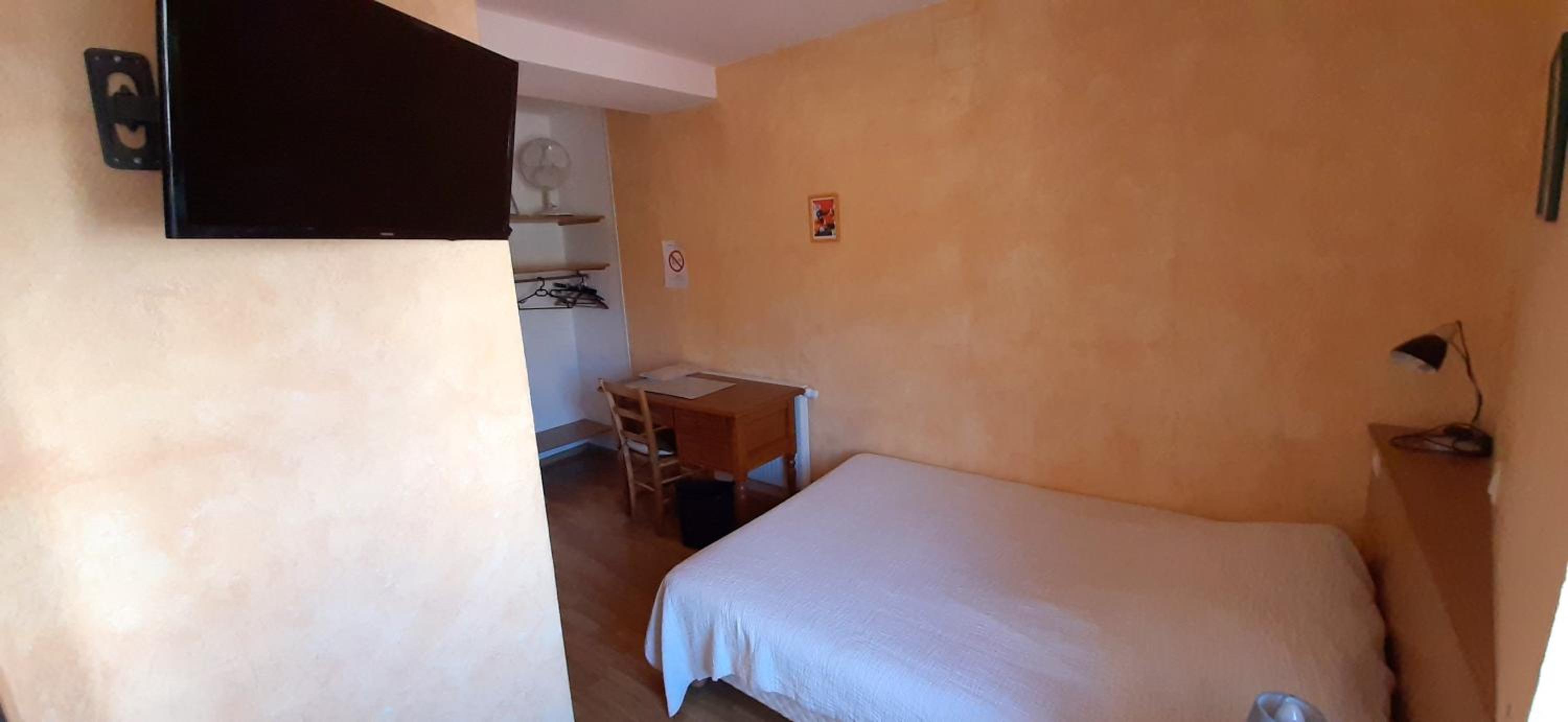 Double Room with Private Bathroom - Photo 1