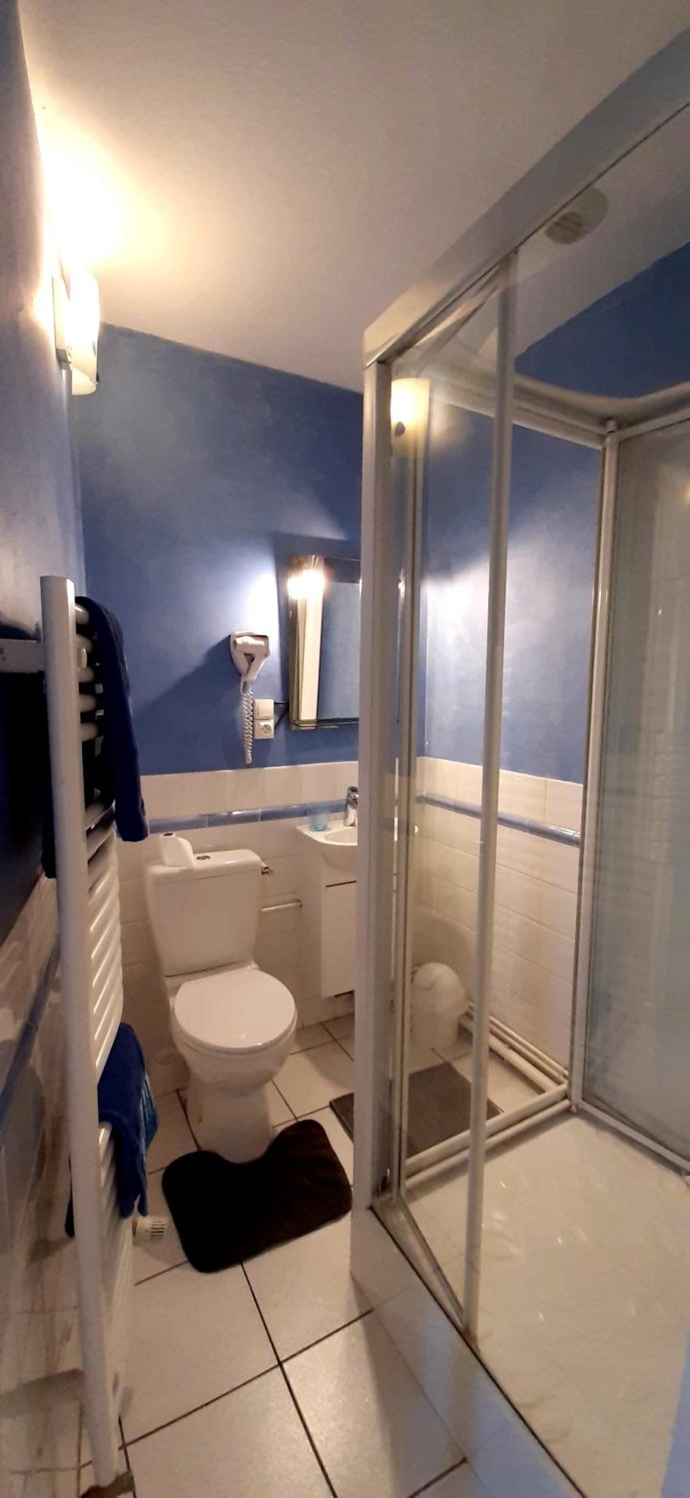 Double Room with Private Bathroom - Photo 6