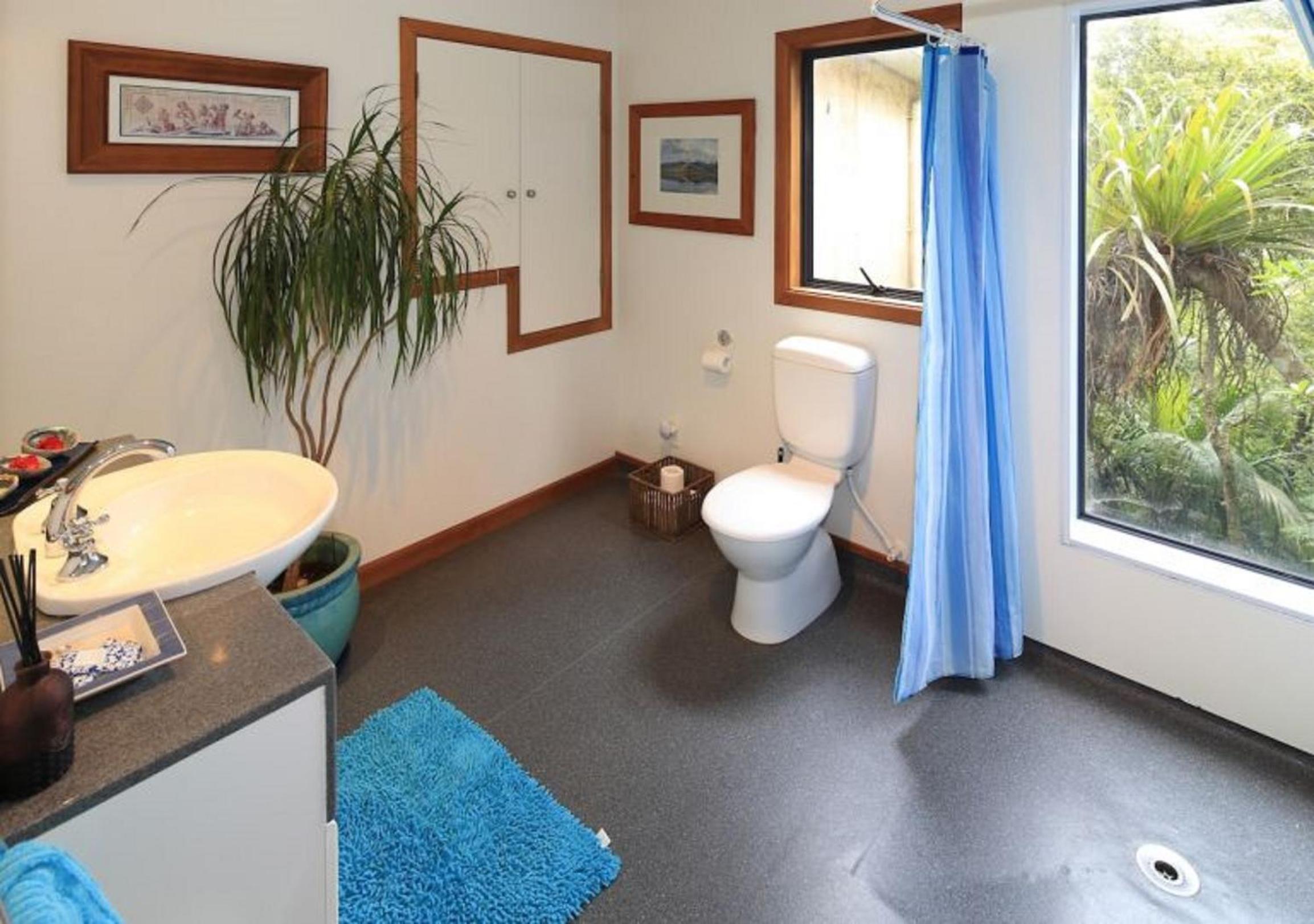Five-Bedroom House photo 1