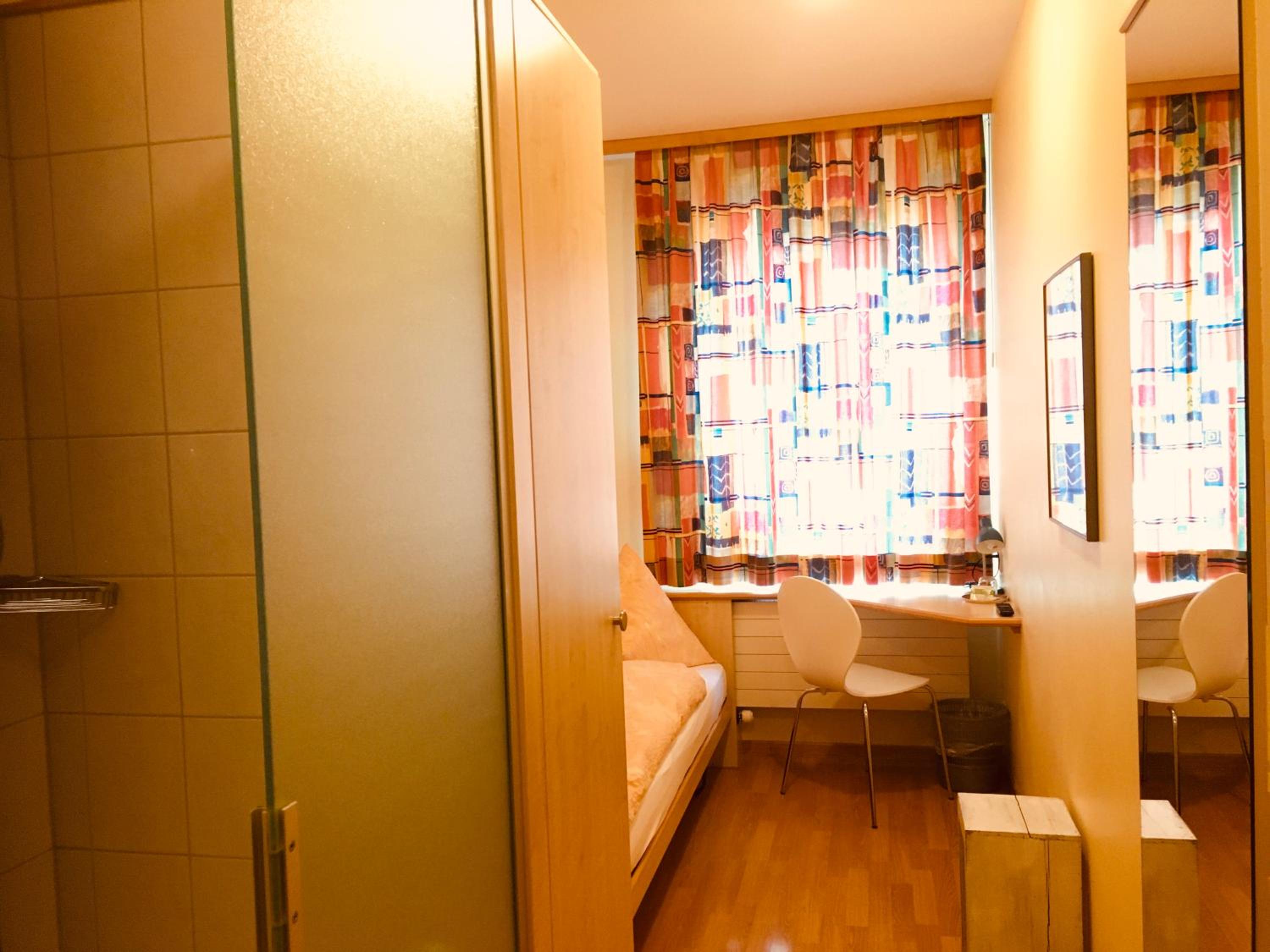 Small Single Room photo 3