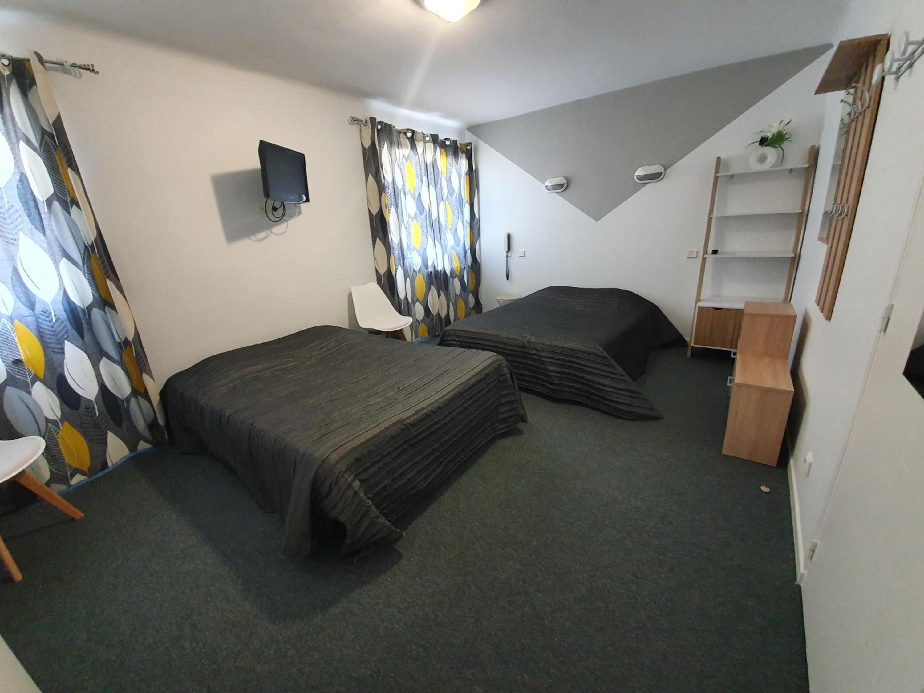 Quadruple Room with Bath - Photo 1