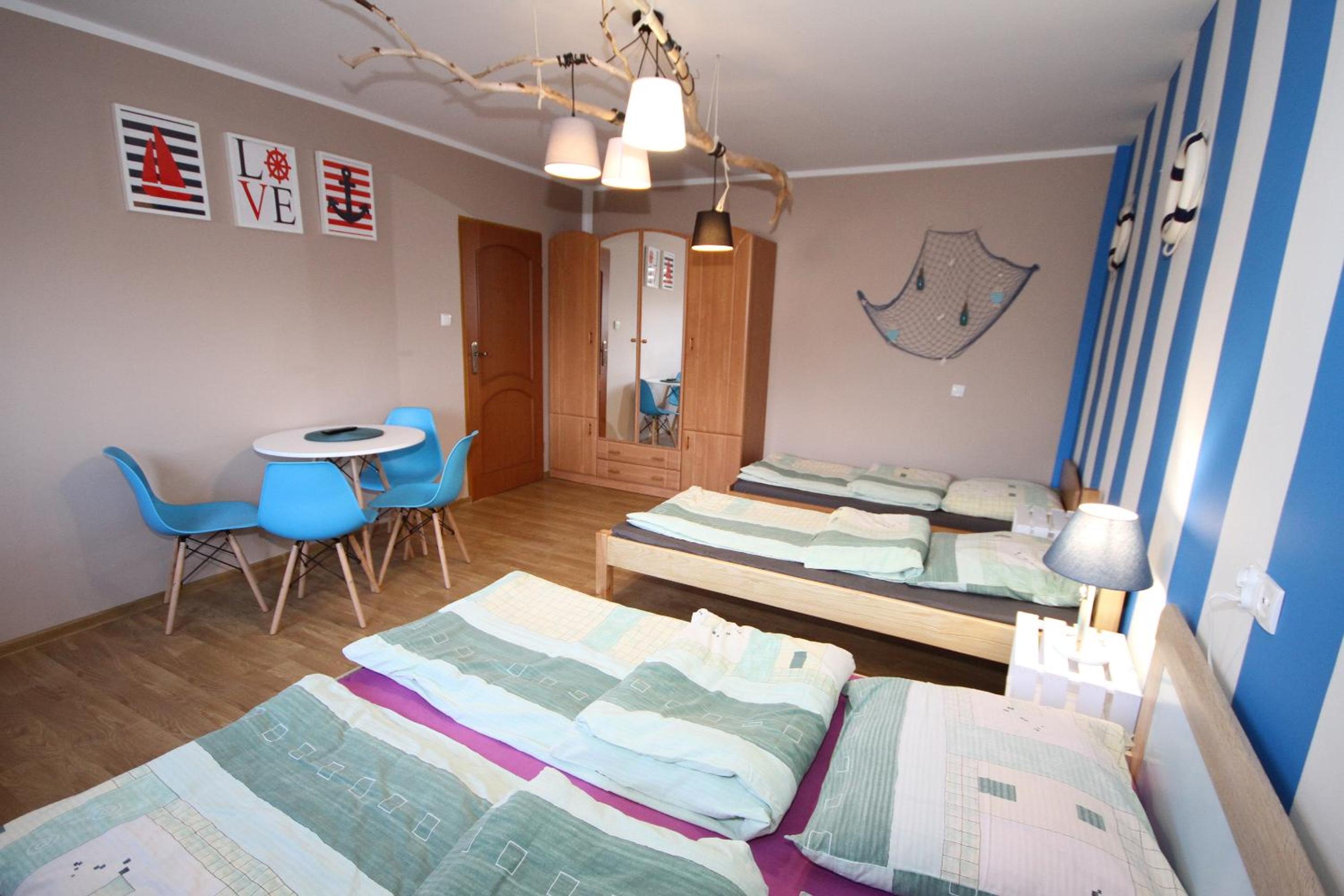 Quadruple Room with Bathroom - Photo 2