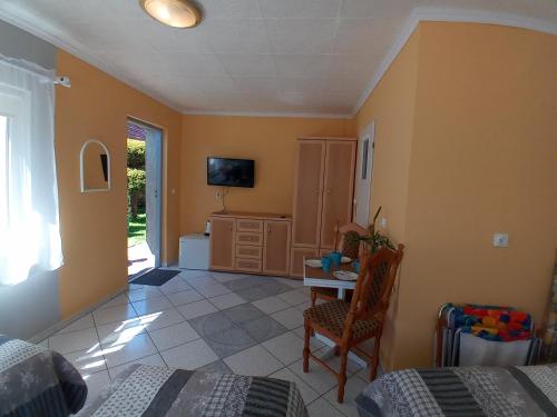 Basic Triple Room photo 3
