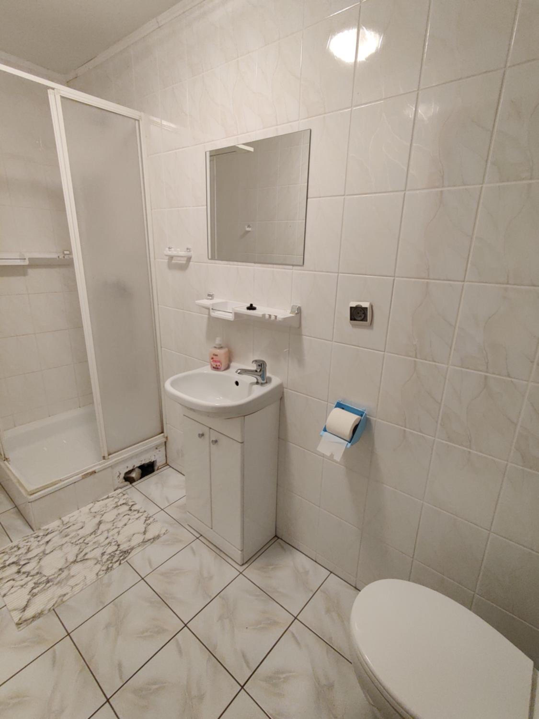 Family Room with Private Bathroom - Photo 6