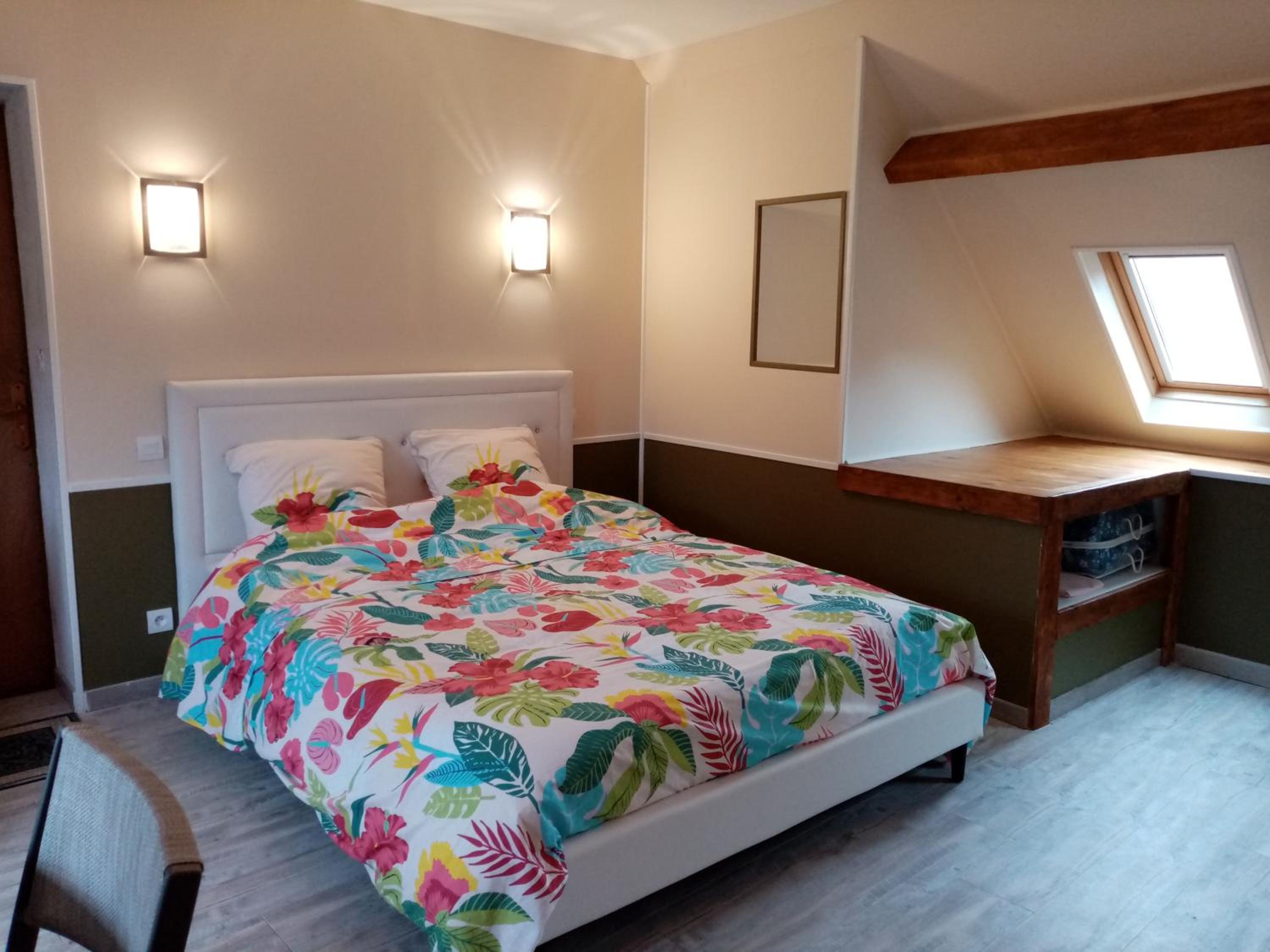 Deluxe Double Room (2 Adults + 1 Child) photo 2