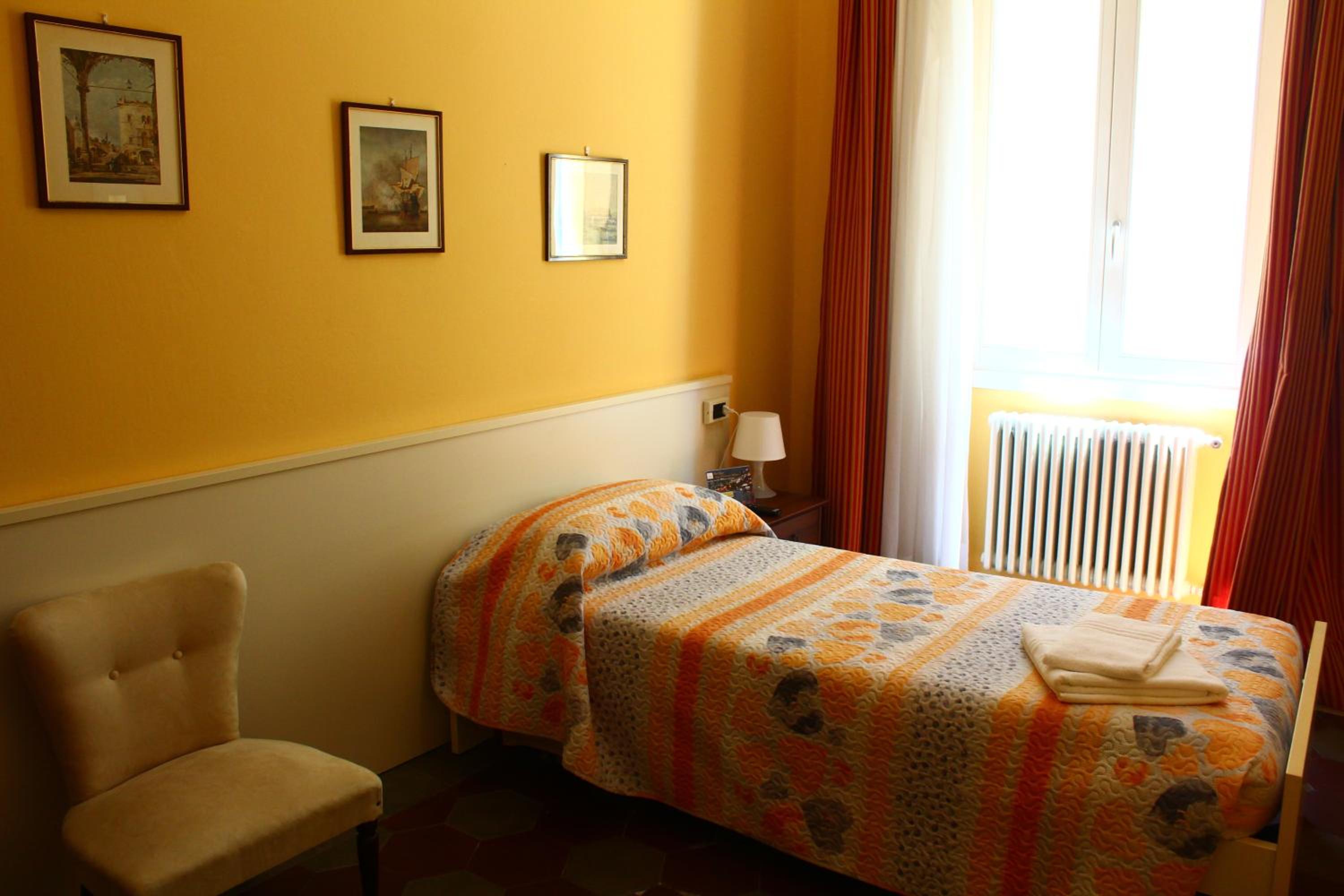 Single Room with Private Bathroom photo 3