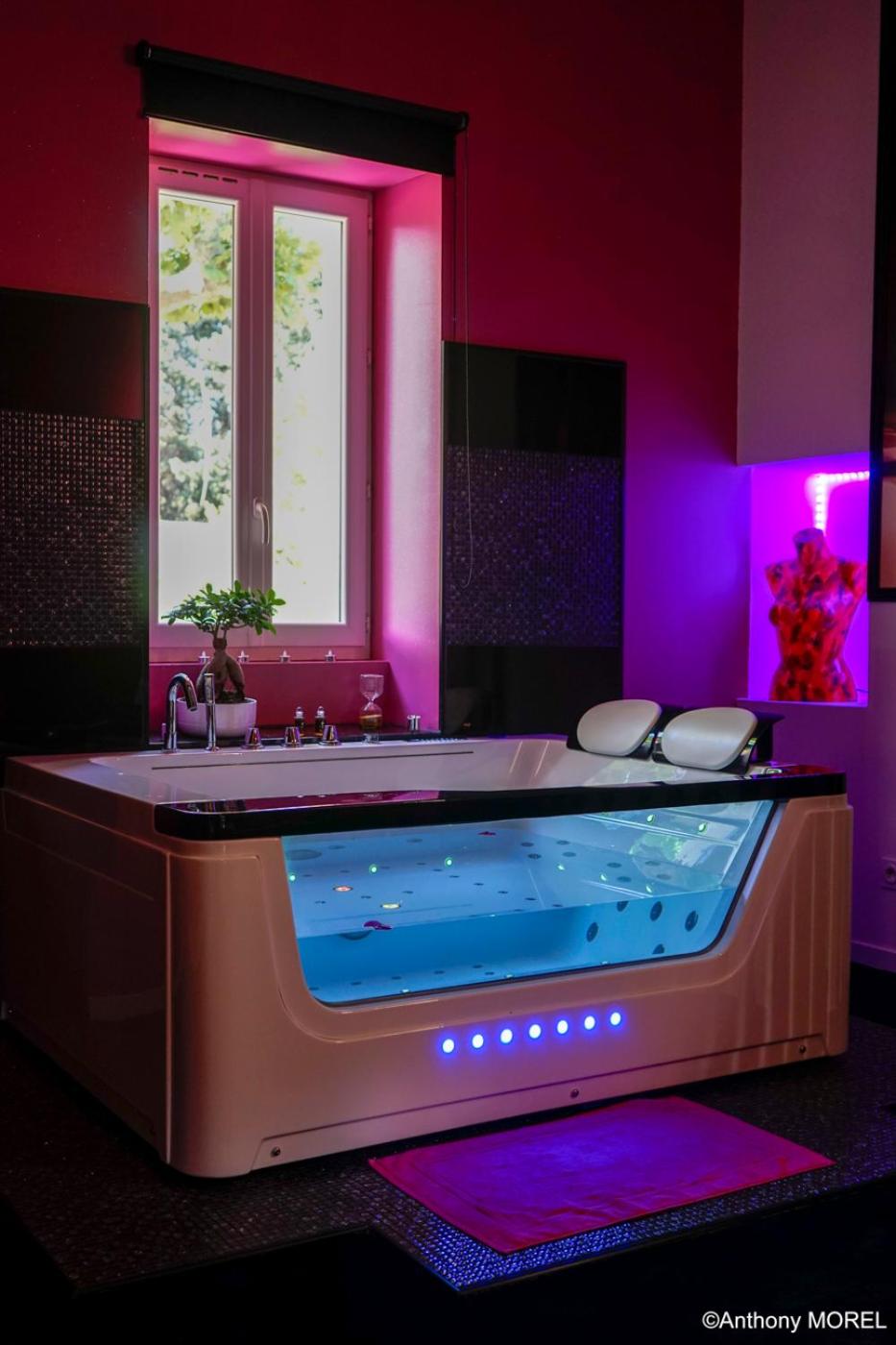 Deluxe Suite with Spa Bath - Photo 1