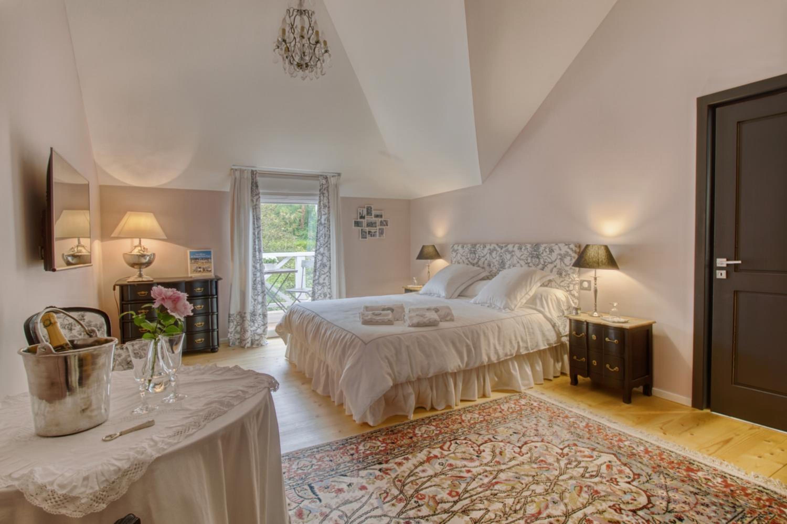 King Room with Balcony photo 1