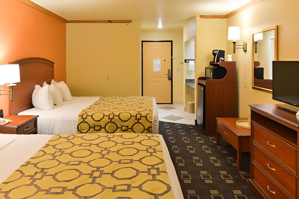 Queen Room with Two Queen Beds - Non-Smoking photo 1