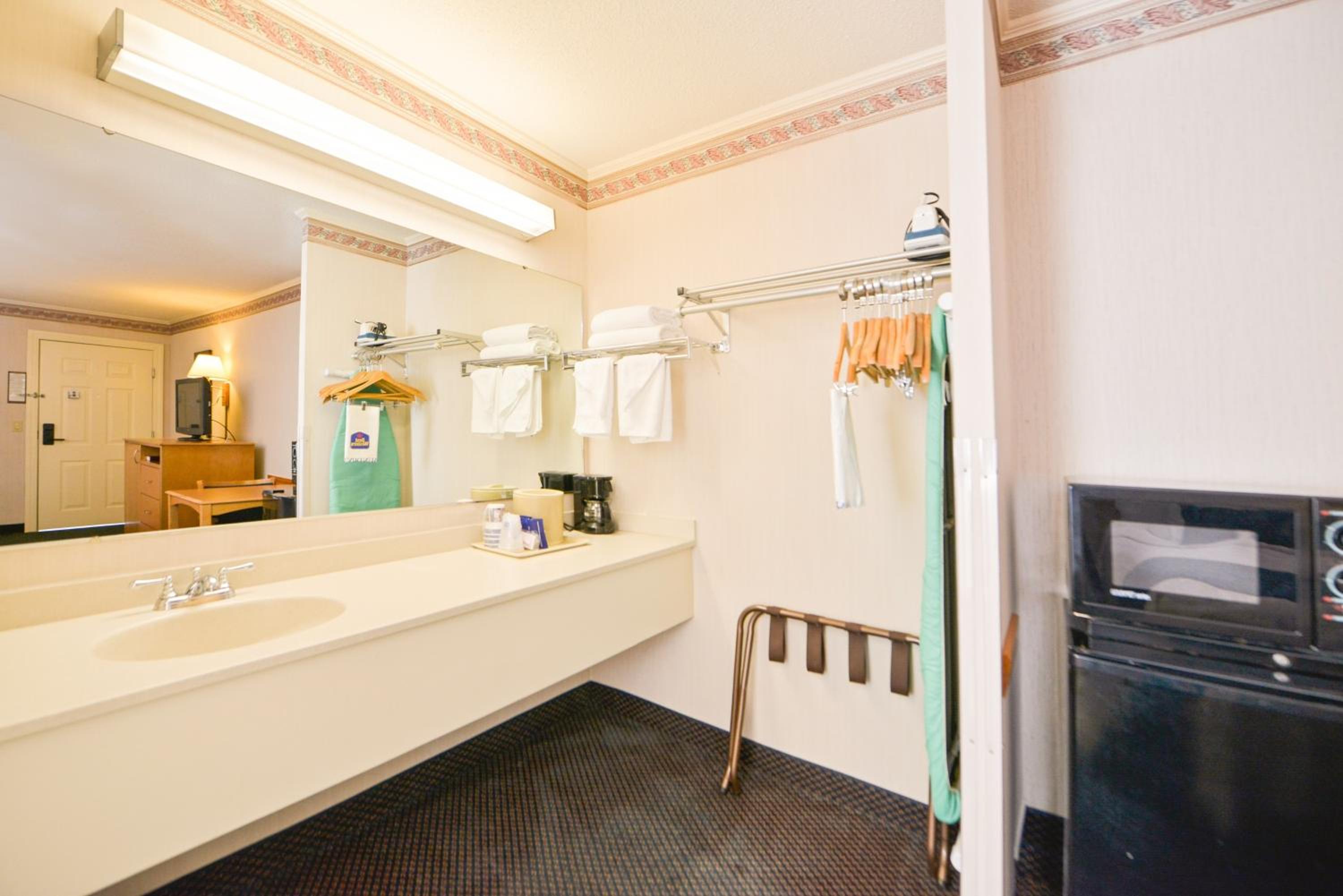 Deluxe Double Room with Two Double Beds - Non-Smoking photo 2
