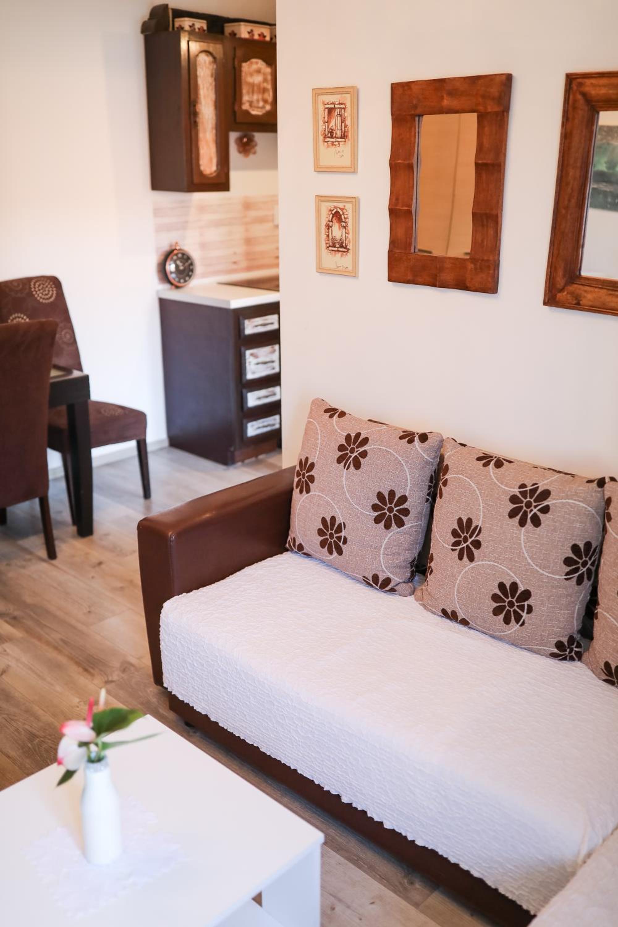 One-Bedroom Apartment - Photo 4