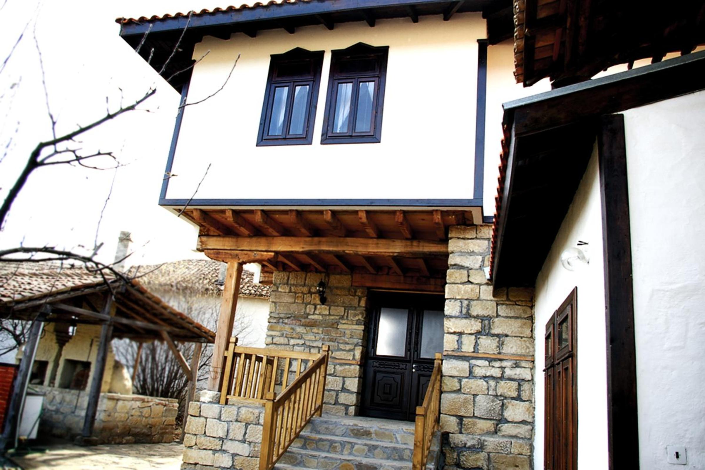 Six-Bedroom House photo 3